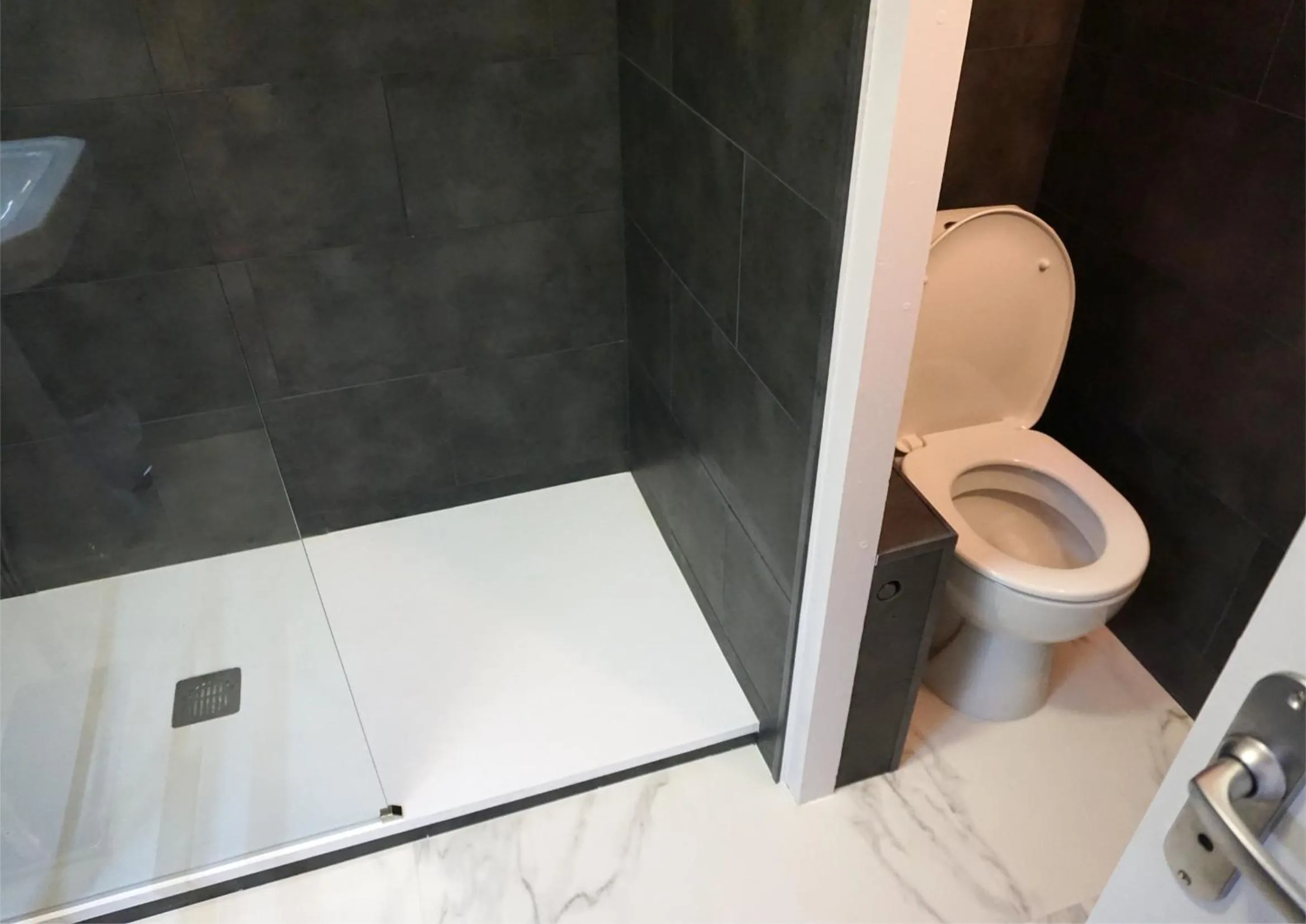 Toilet in Hôtel Le Glacier