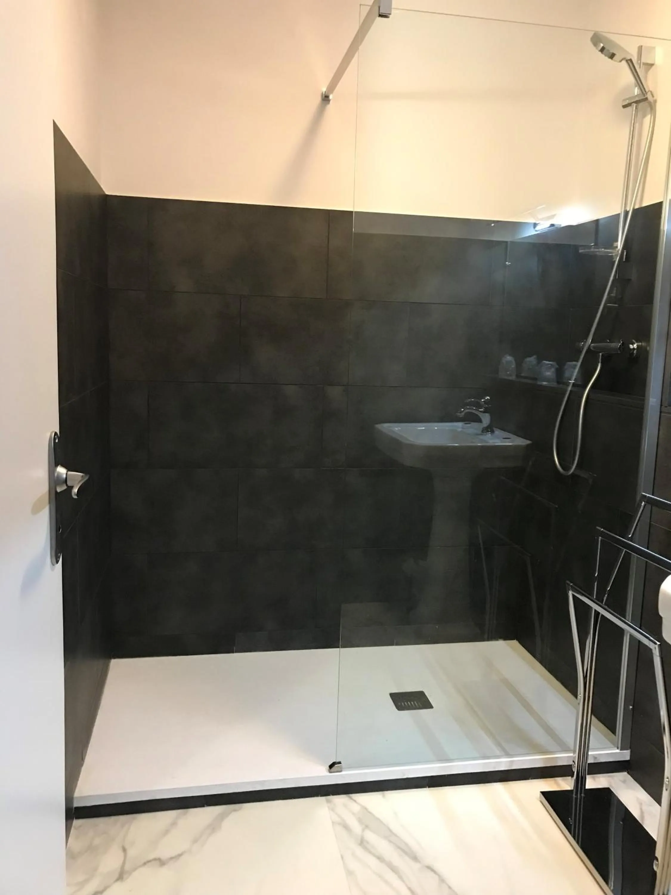 Shower in Hôtel Le Glacier