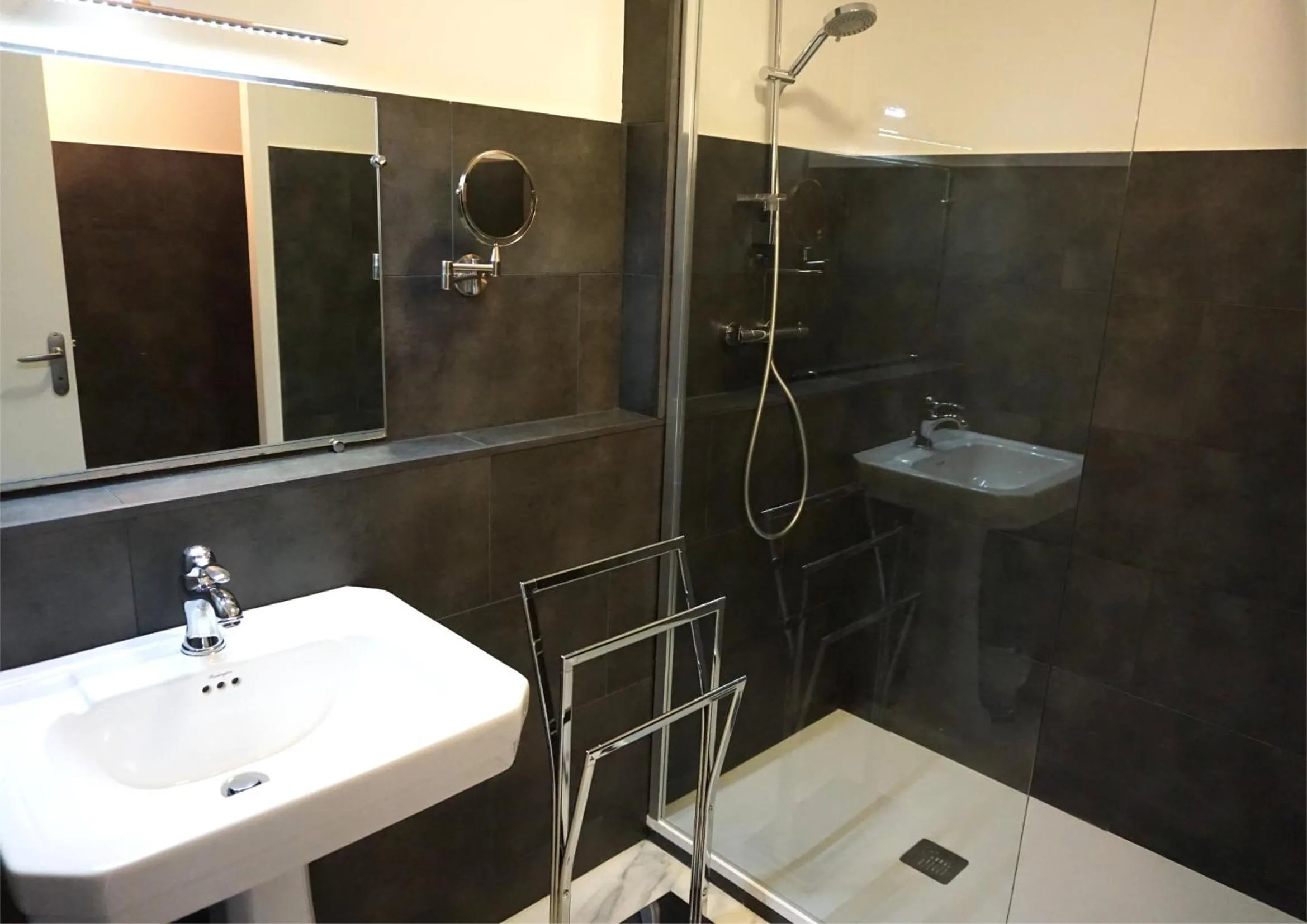 Shower in Hôtel Le Glacier