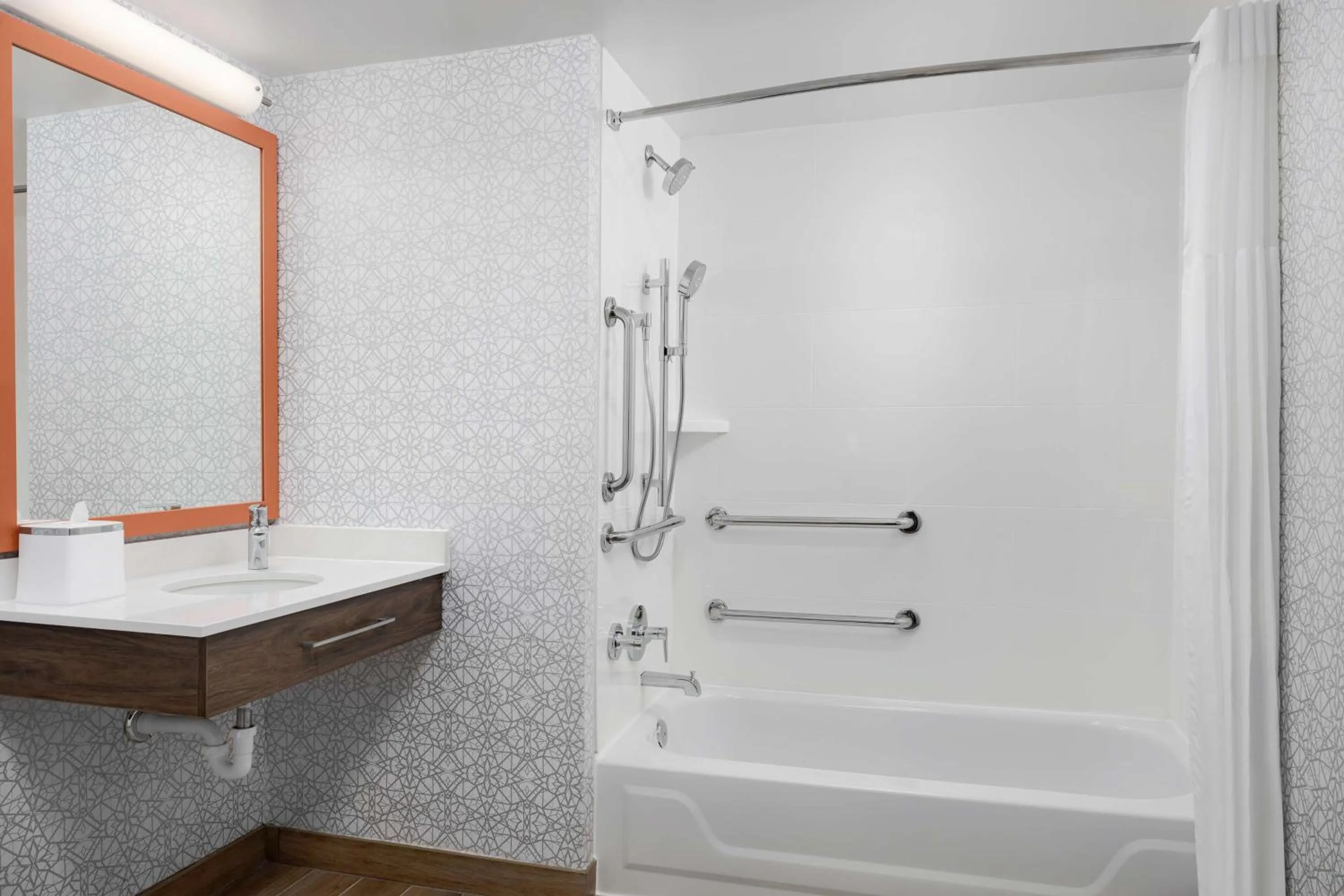 Bathroom in Hampton Inn Louisville Airport Fair/Expo Center