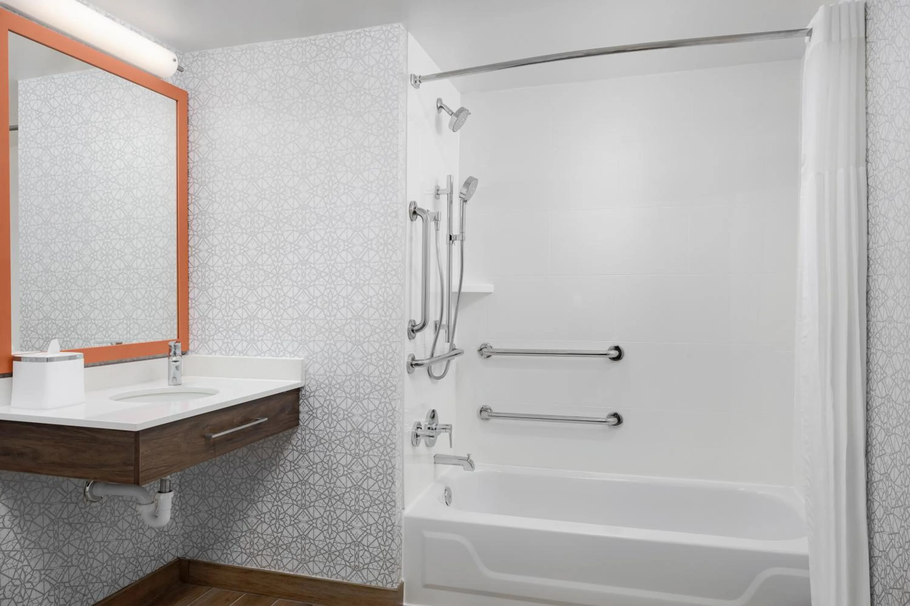 Bathroom in Hampton Inn Louisville Airport Fair/Expo Center