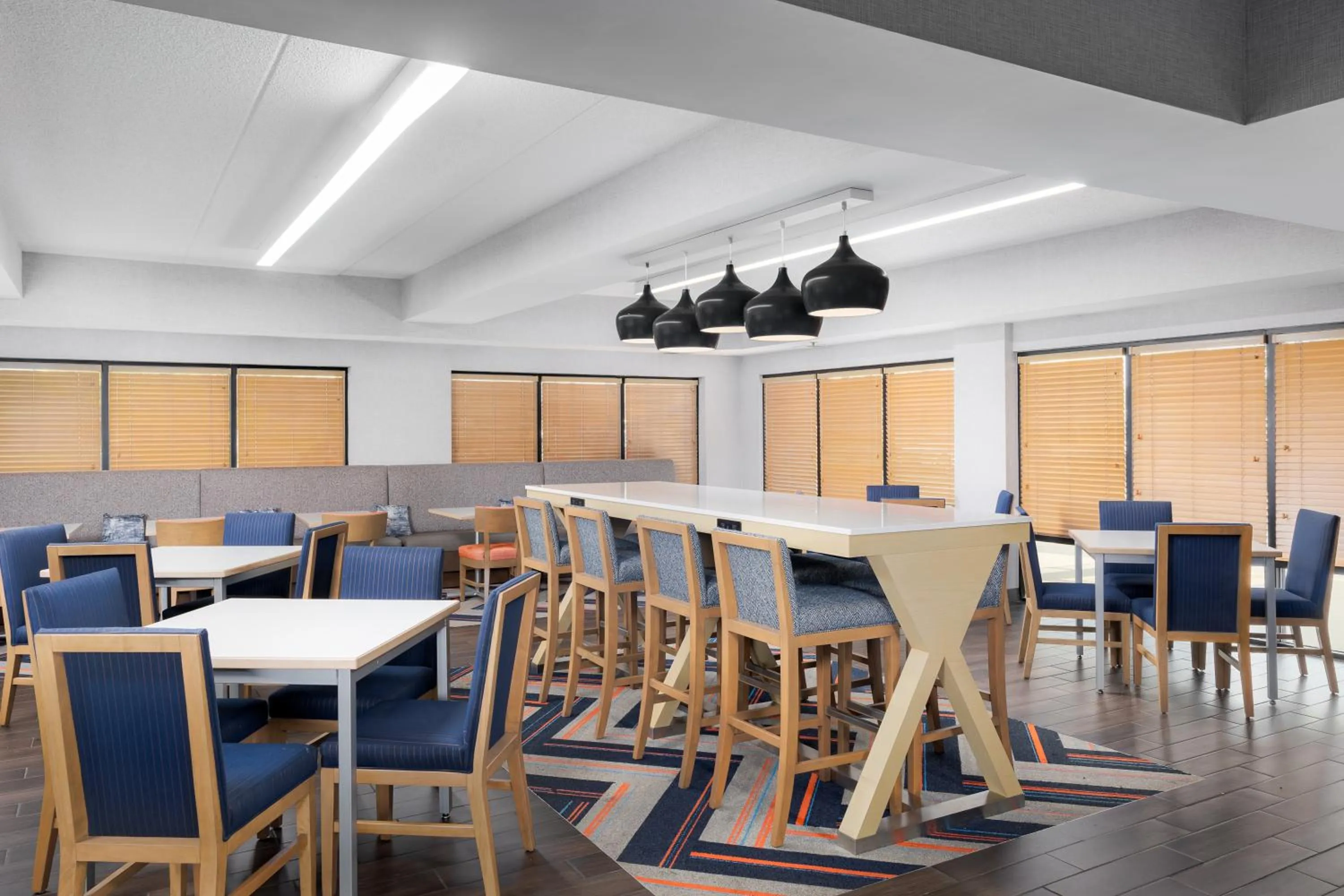Seating area in Hampton Inn Louisville Airport Fair/Expo Center