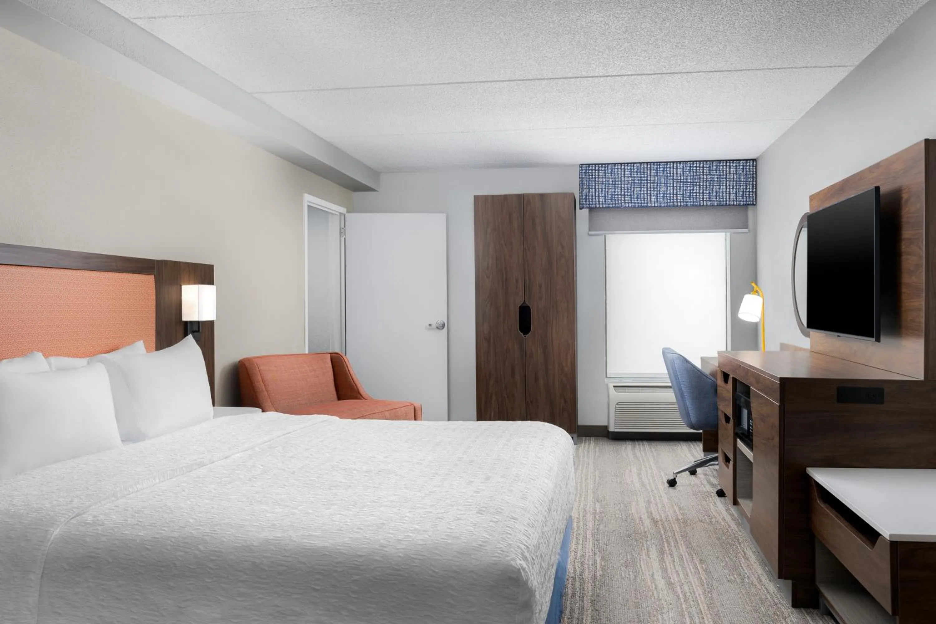 Bedroom, Bed in Hampton Inn Louisville Airport Fair/Expo Center