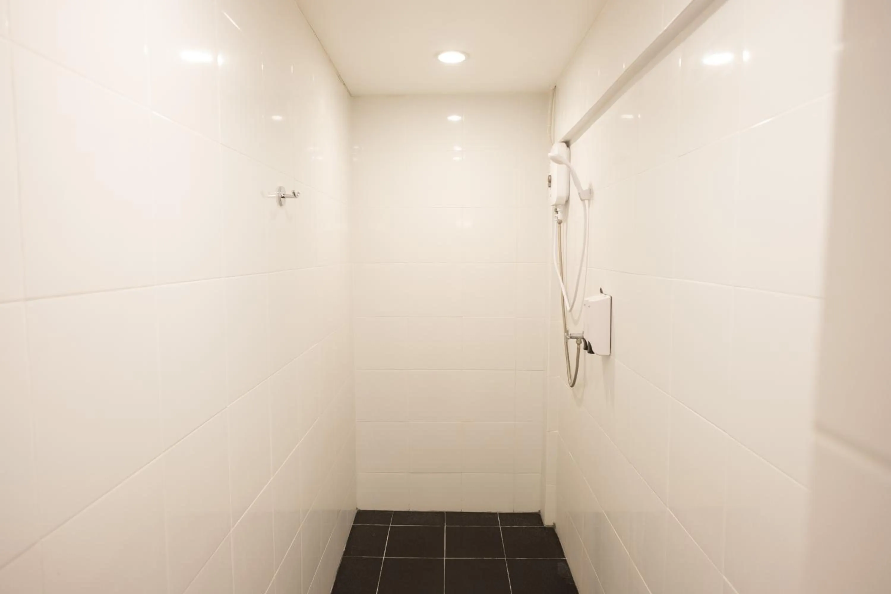 Shower in Petra Poshtel Donmuang