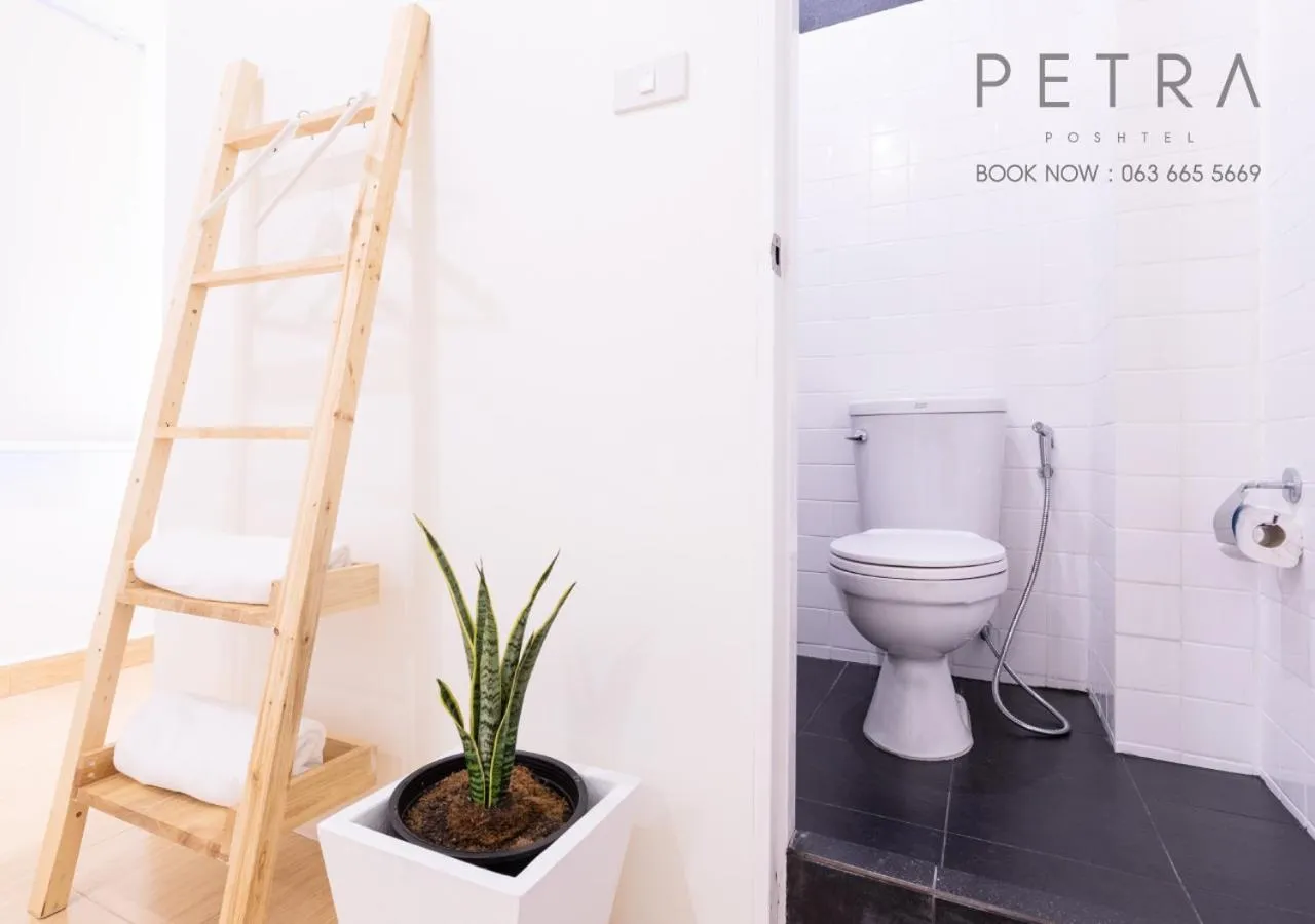 Toilet in Petra Poshtel Donmuang