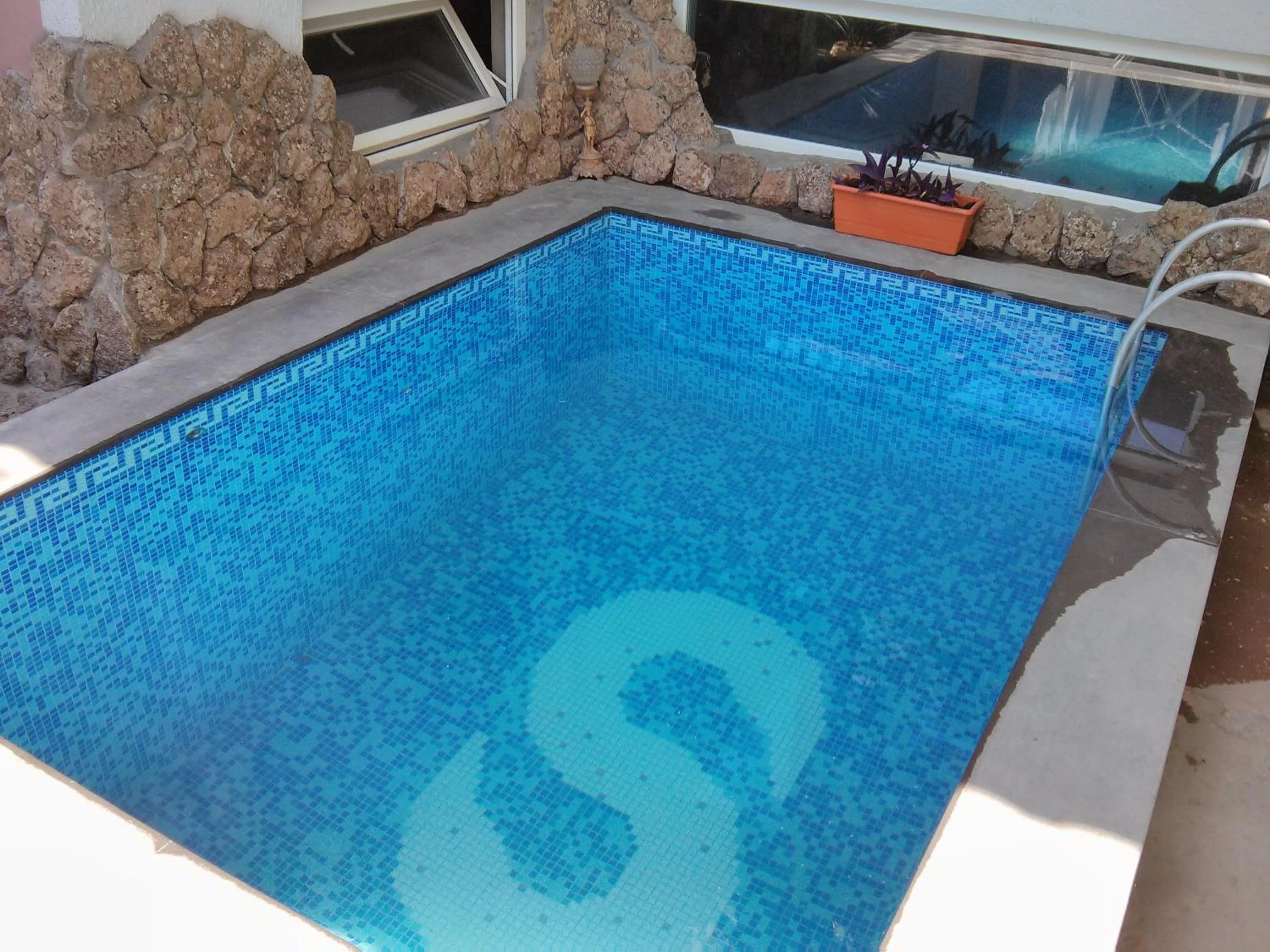 Swimming pool in Hin Yerevantsi Hotel