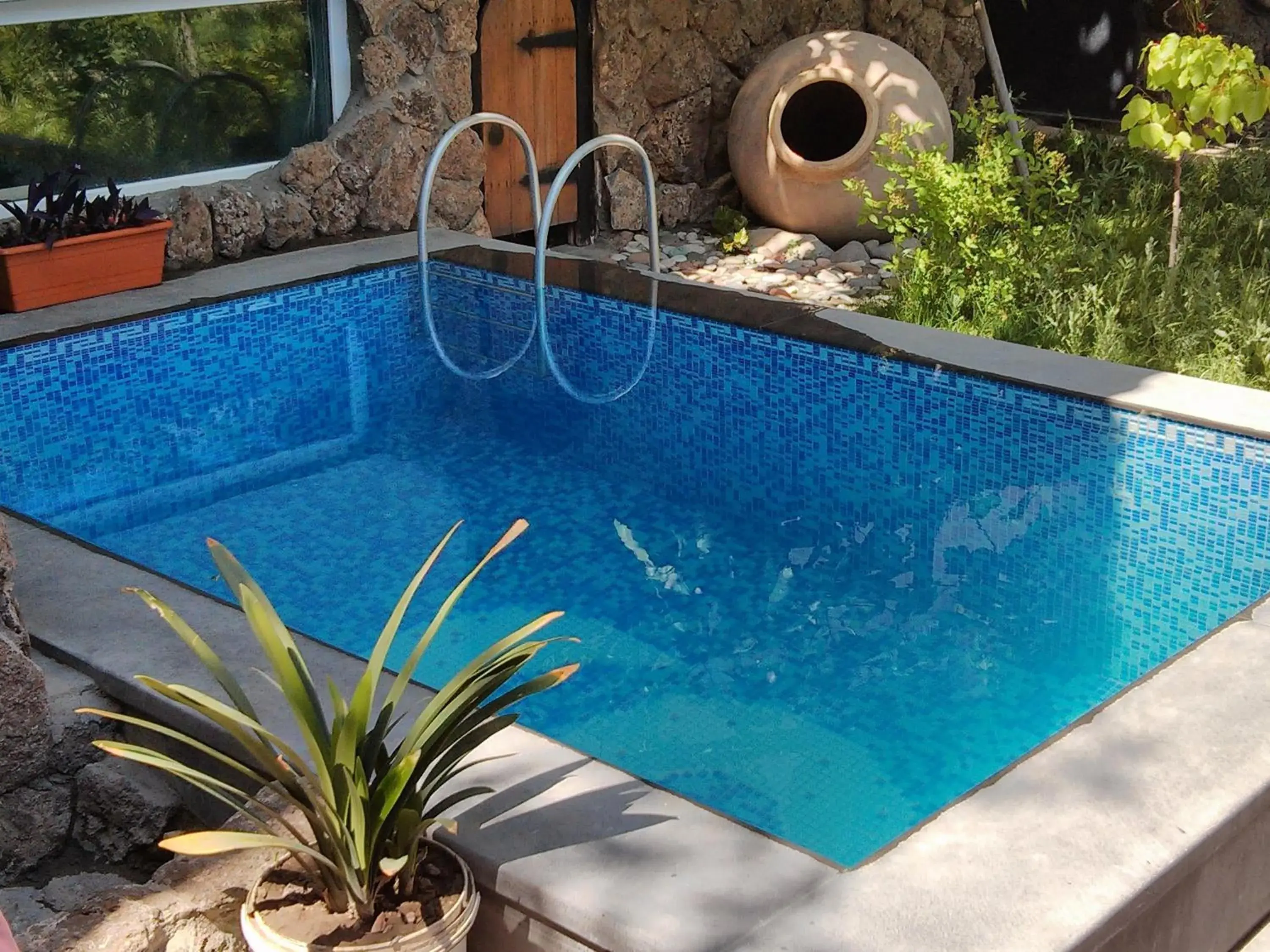 Swimming pool in Hin Yerevantsi Hotel Swimming pool in Hin Yerevantsi Hotel