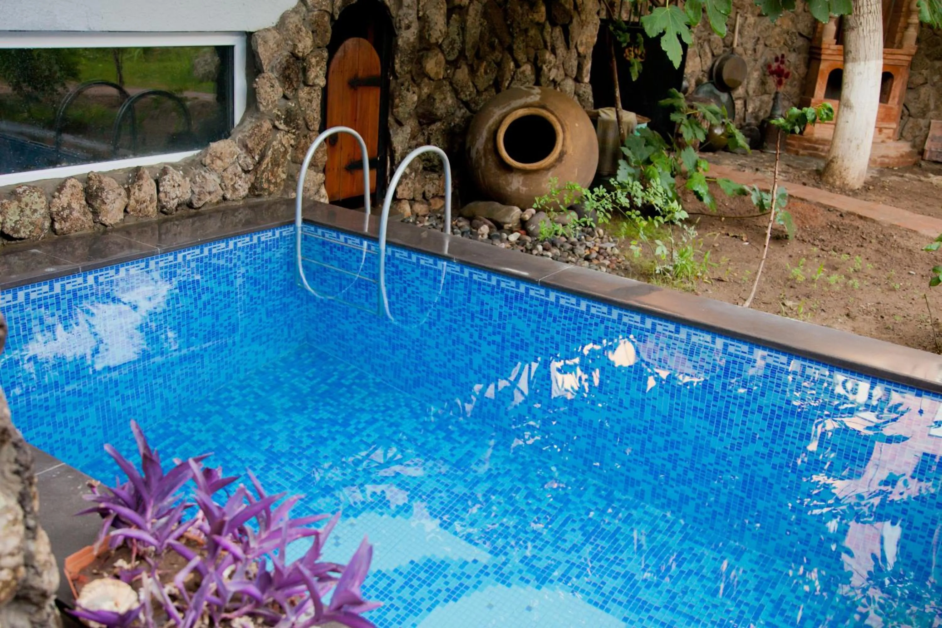 Swimming pool in Hin Yerevantsi Hotel