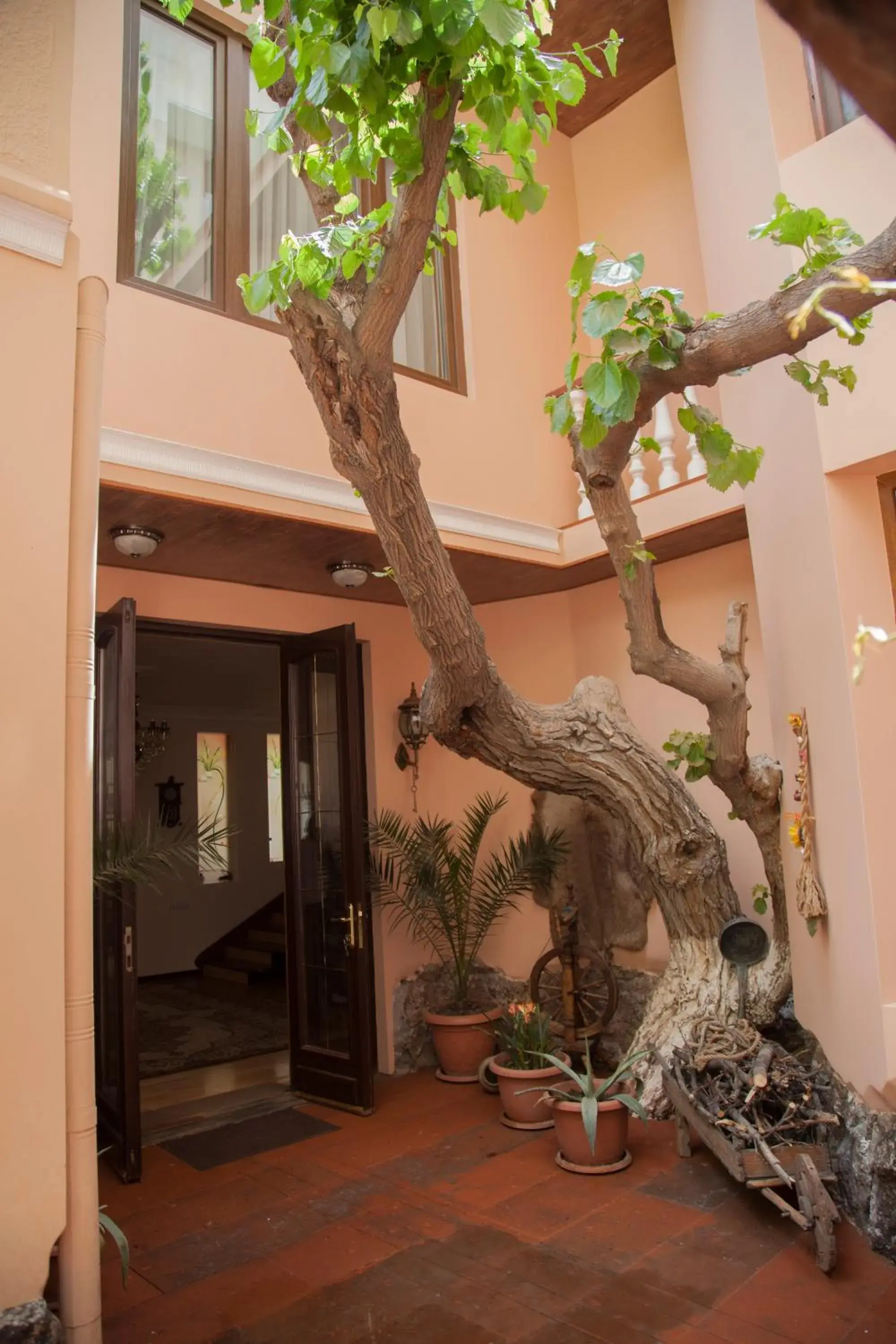 Facade/entrance in Hin Yerevantsi Hotel Facade/entrance in Hin Yerevantsi Hotel