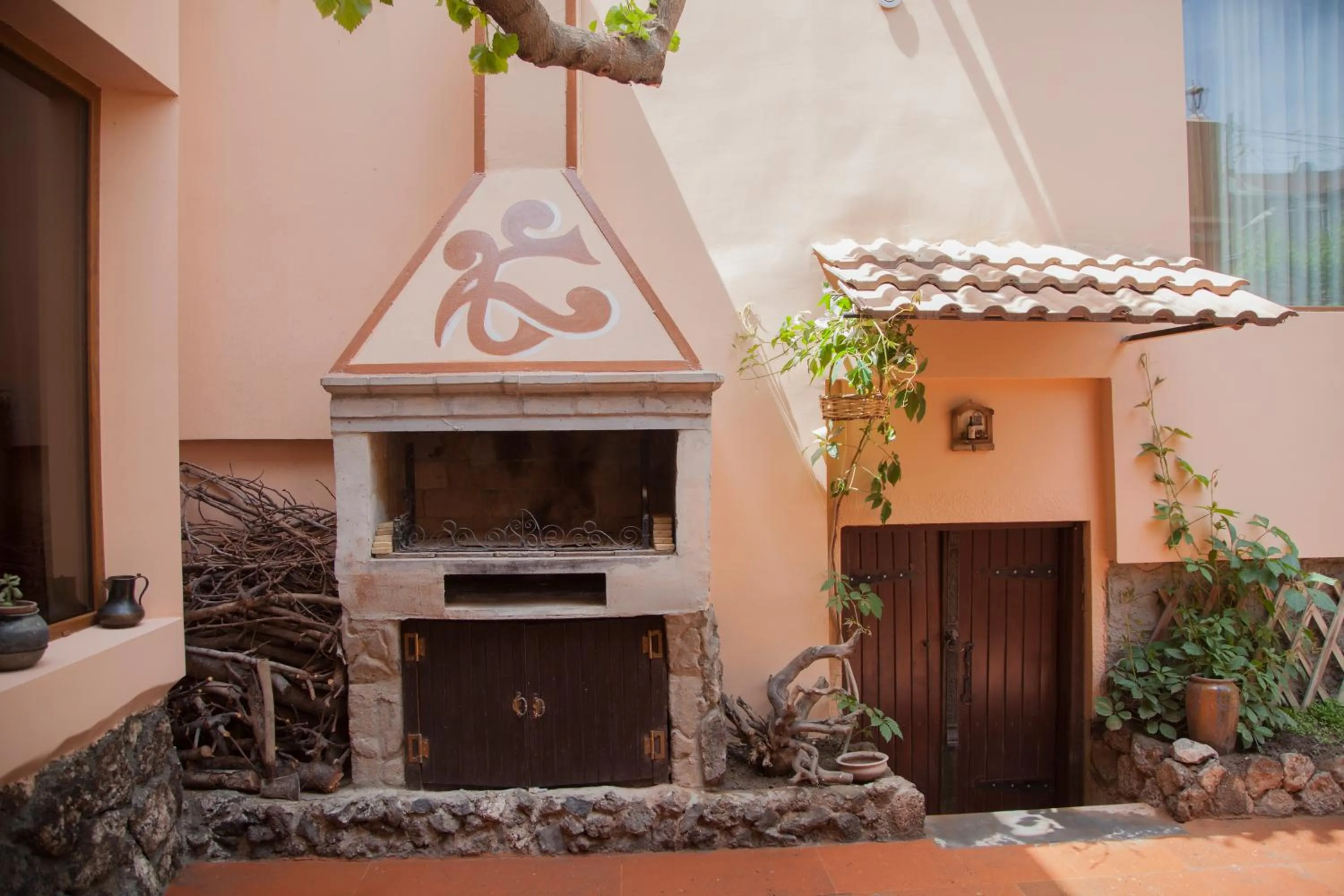 BBQ facilities in Hin Yerevantsi Hotel