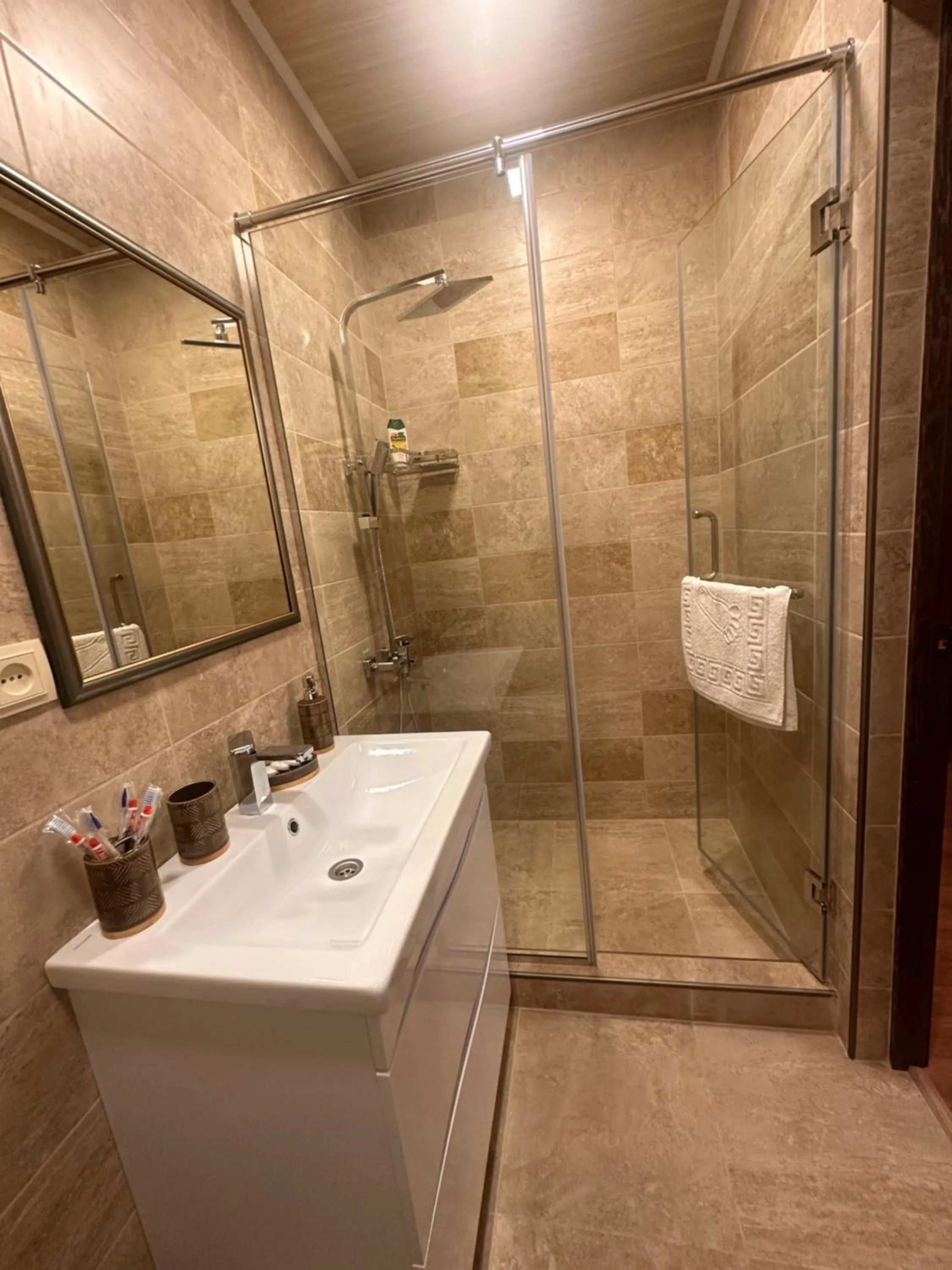 Shower in Hin Yerevantsi Hotel