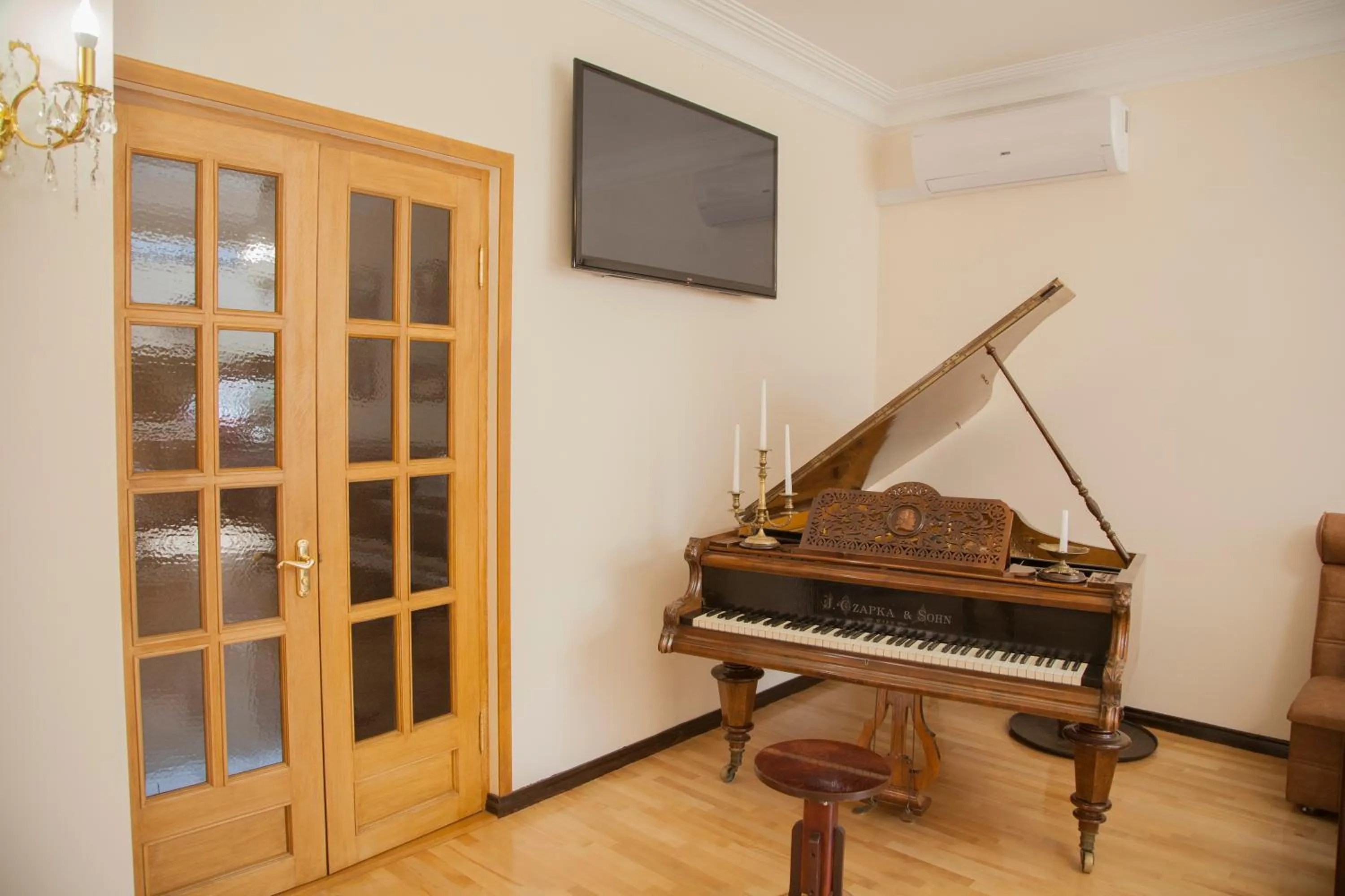 Restaurant/places to eat in Hin Yerevantsi Hotel