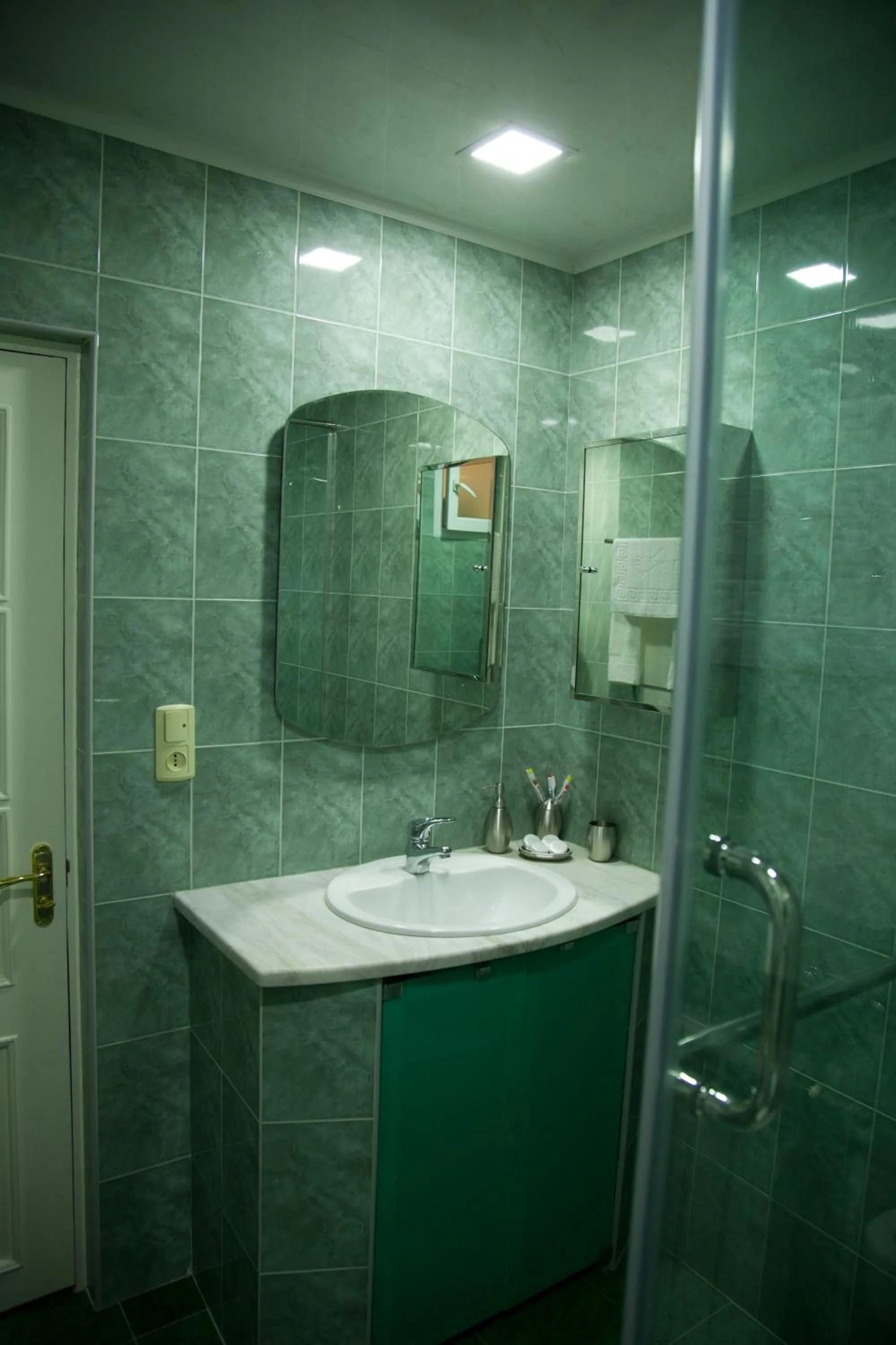 Bathroom in Hin Yerevantsi Hotel