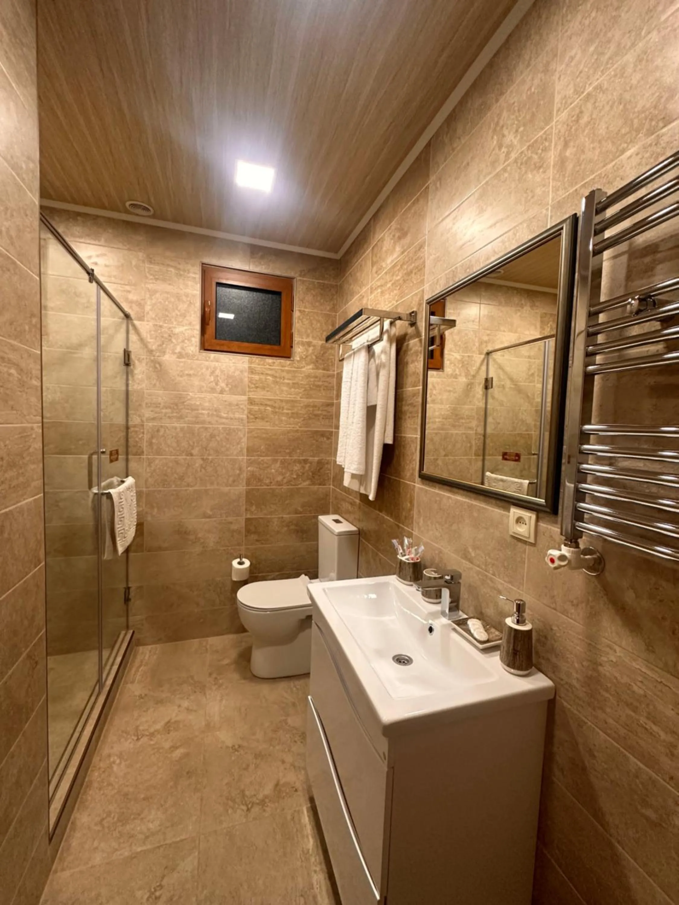 Shower in Hin Yerevantsi Hotel