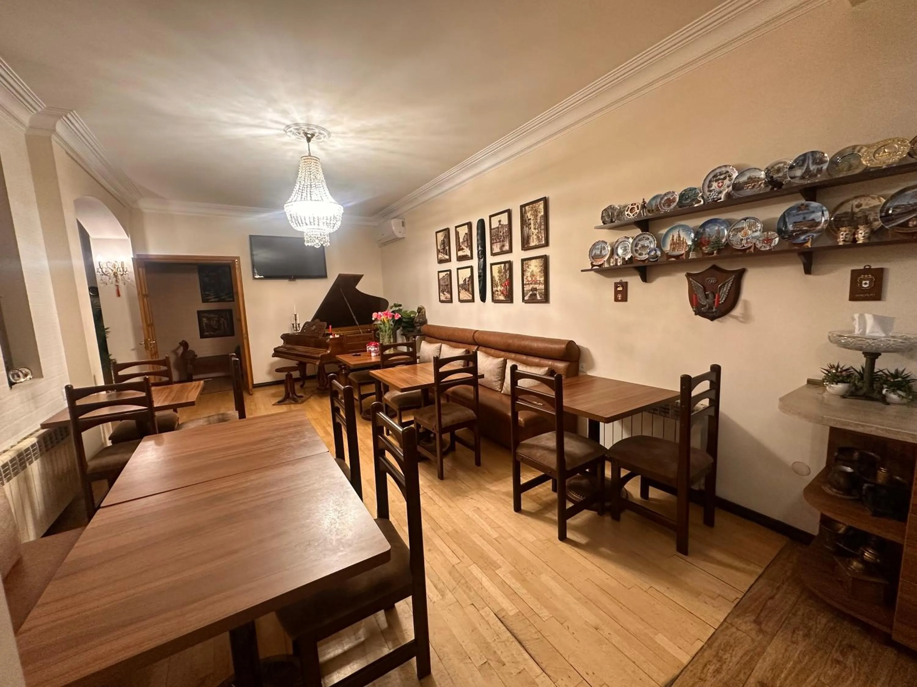 Restaurant/places to eat in Hin Yerevantsi Hotel