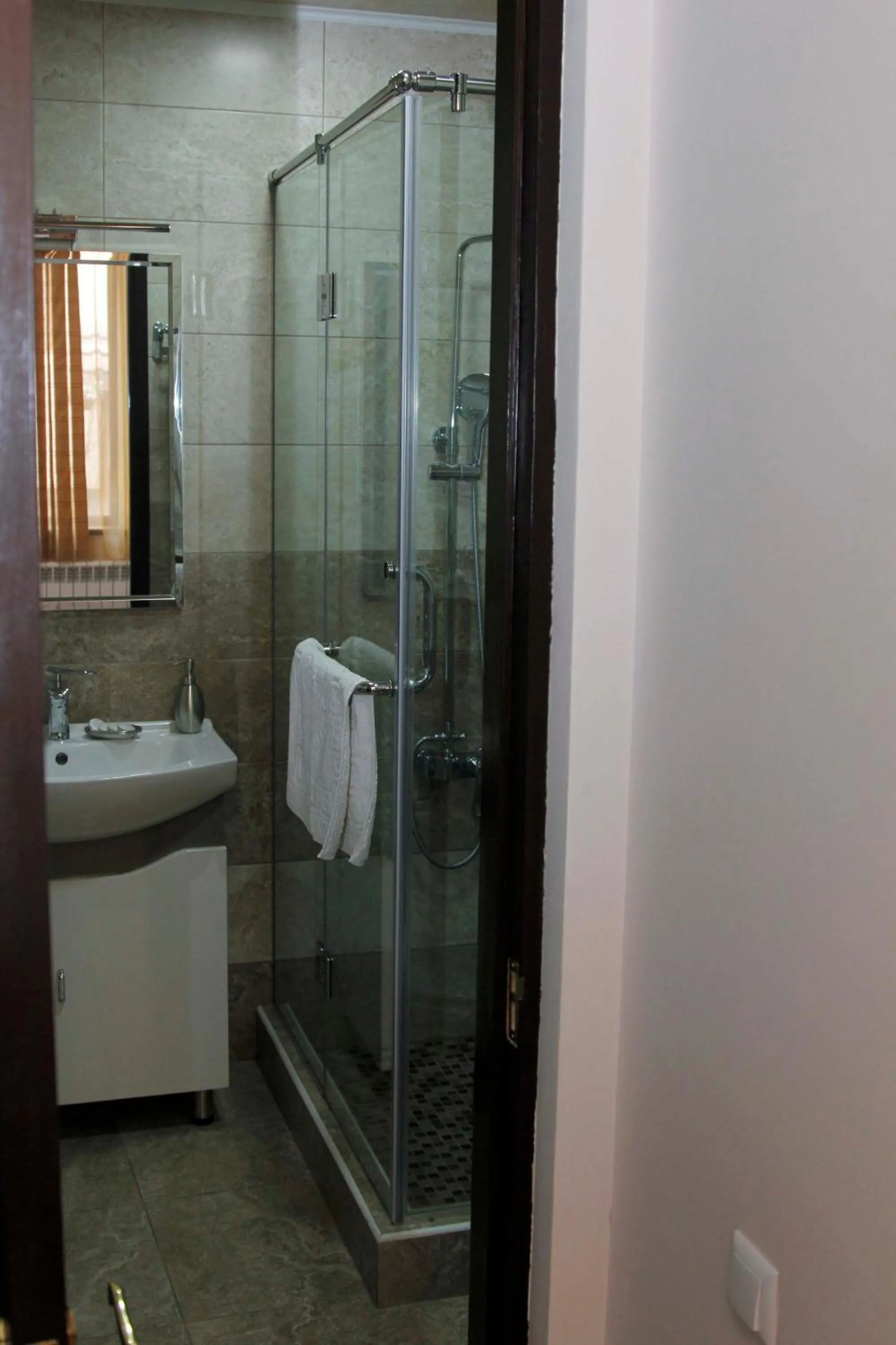Shower in Hin Yerevantsi Hotel