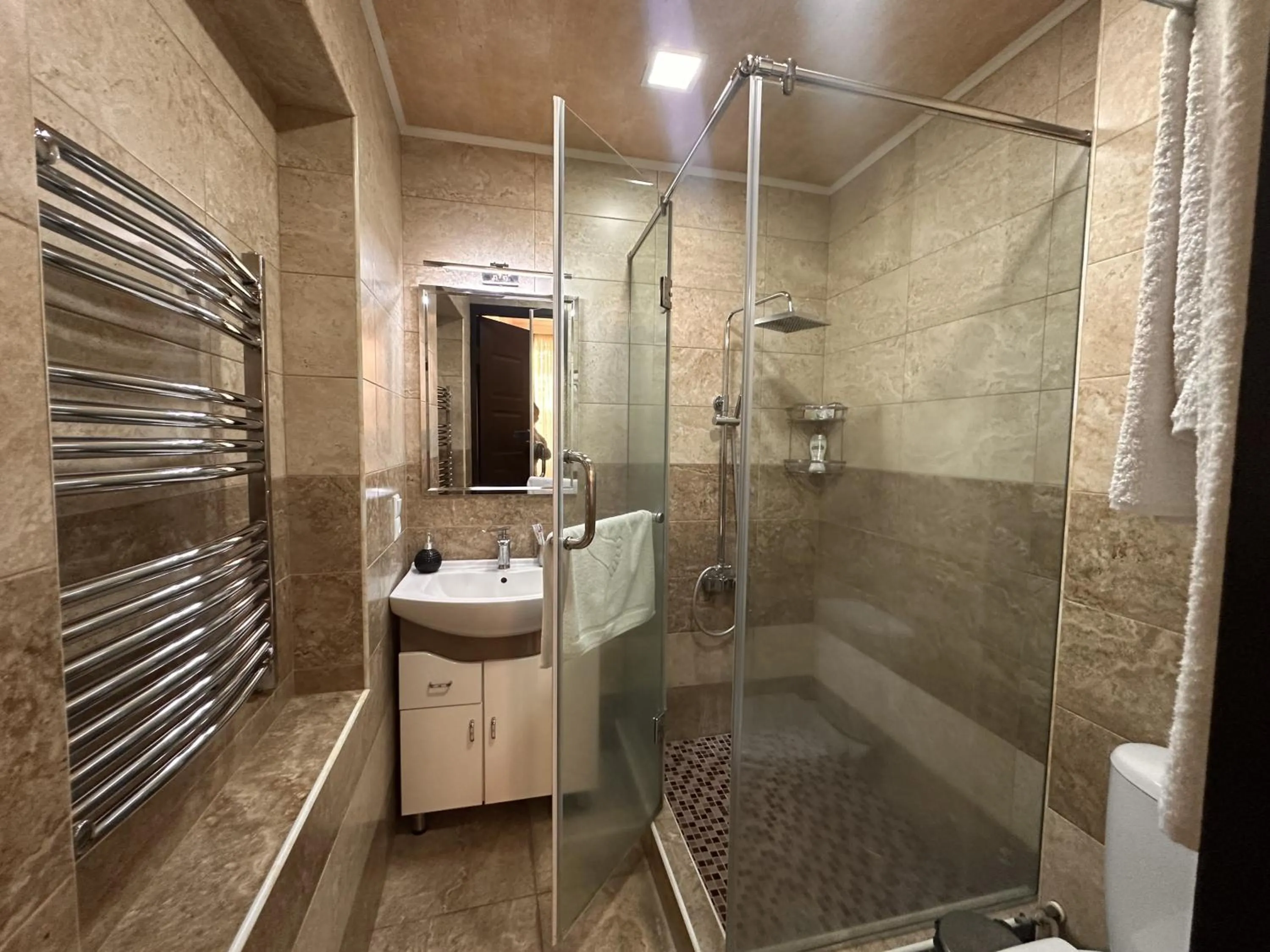 Shower in Hin Yerevantsi Hotel