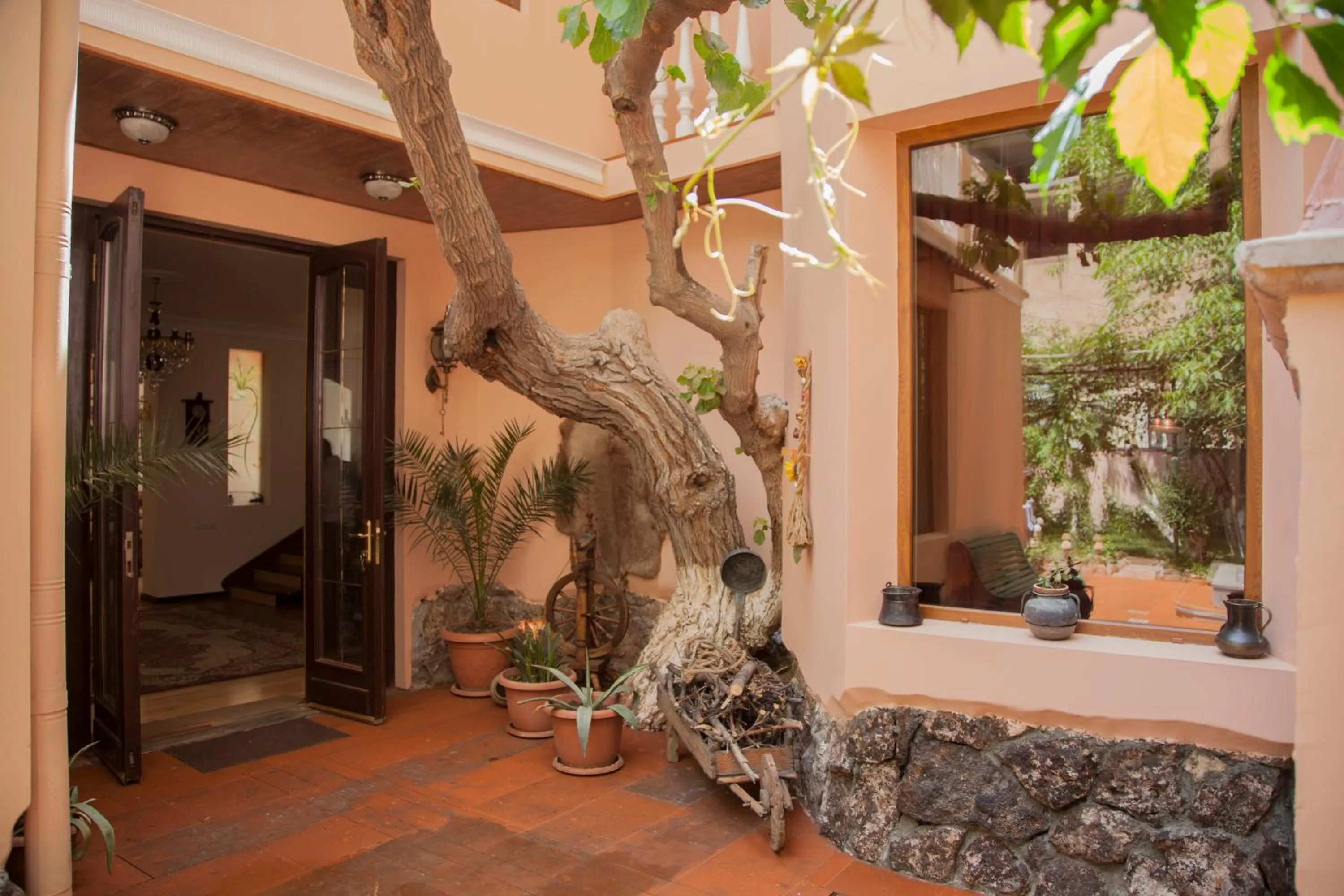 Area and facilities in Hin Yerevantsi Hotel