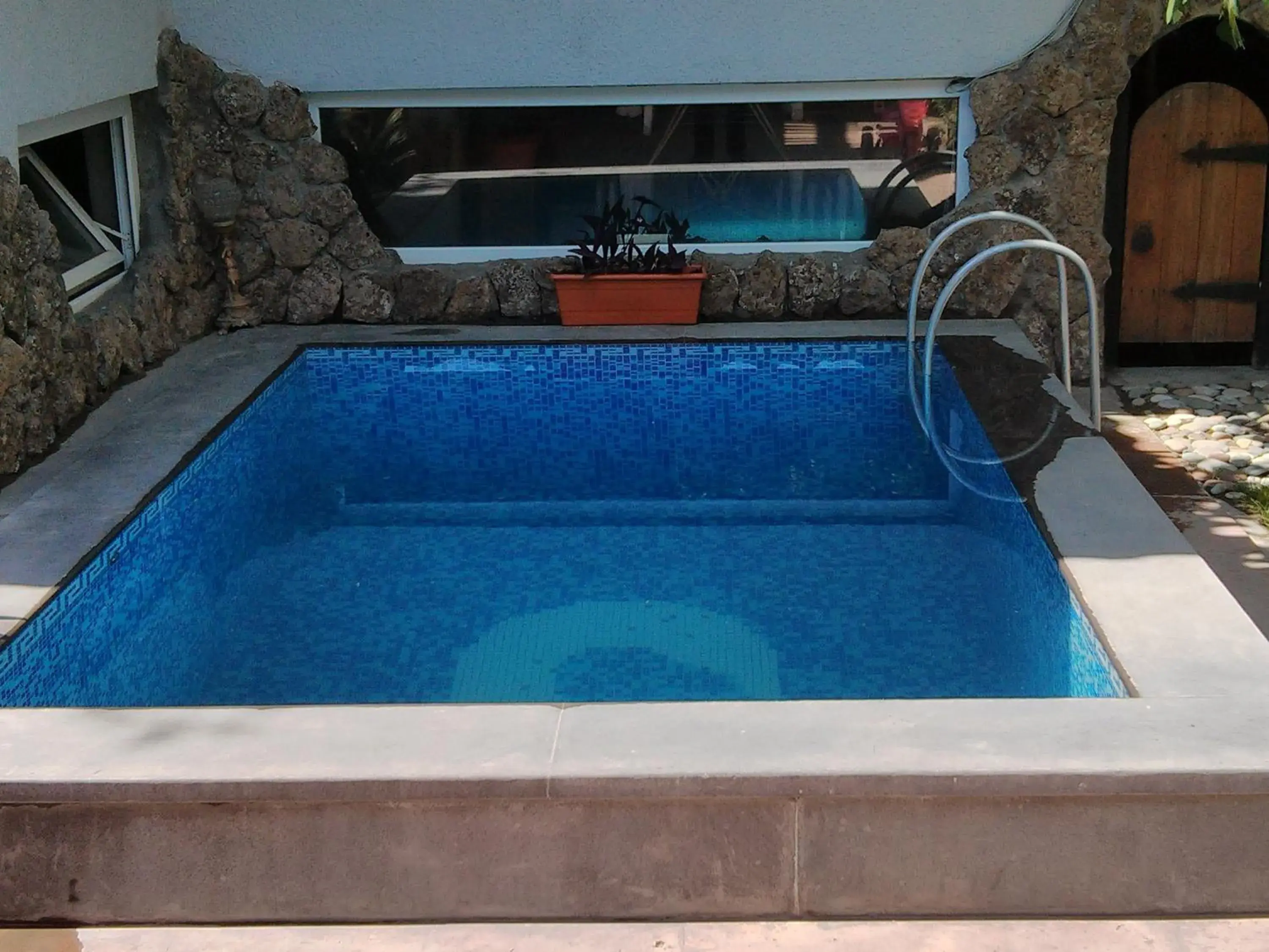 Swimming pool in Hin Yerevantsi Hotel Swimming pool in Hin Yerevantsi Hotel