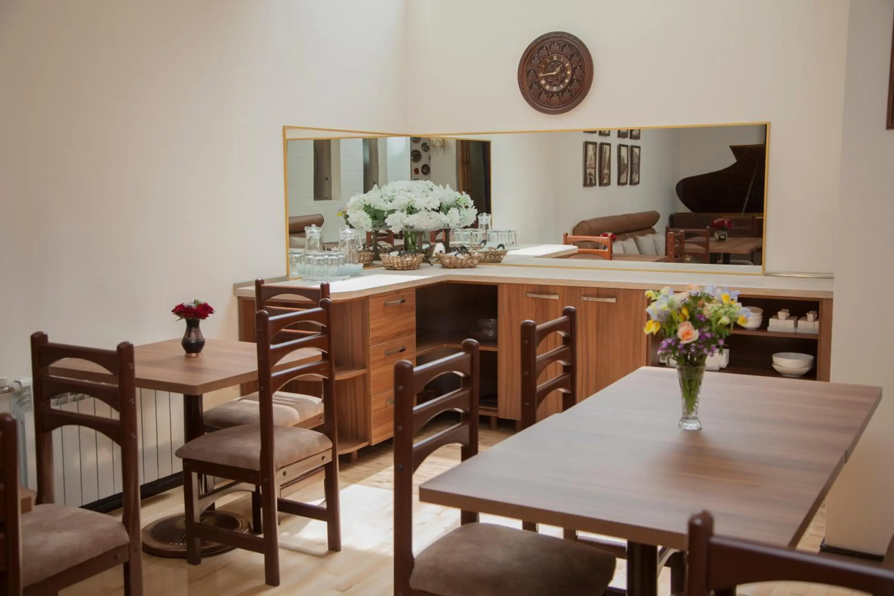 Restaurant/places to eat in Hin Yerevantsi Hotel Restaurant/places to eat in Hin Yerevantsi Hotel