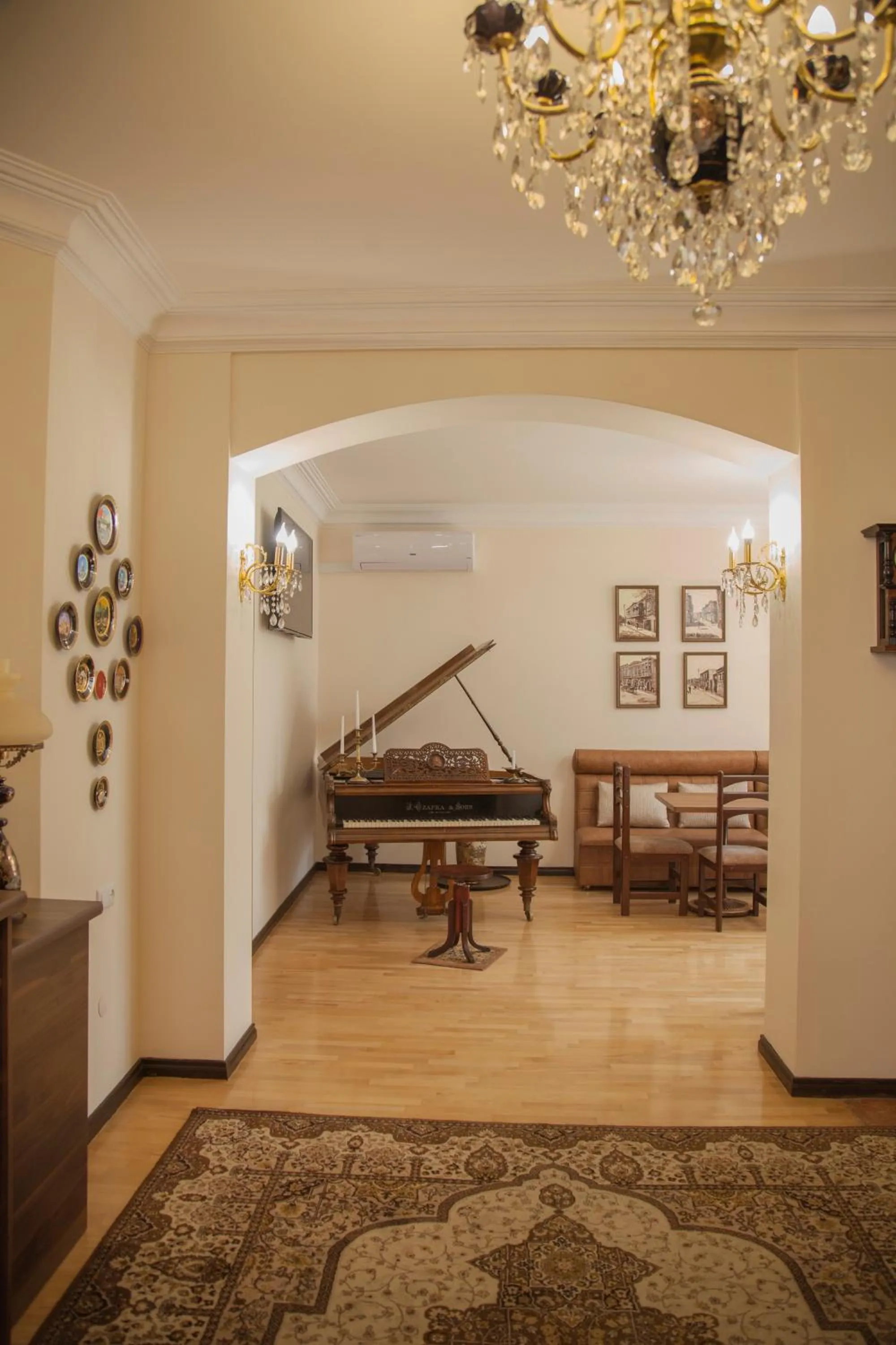 Restaurant/places to eat in Hin Yerevantsi Hotel