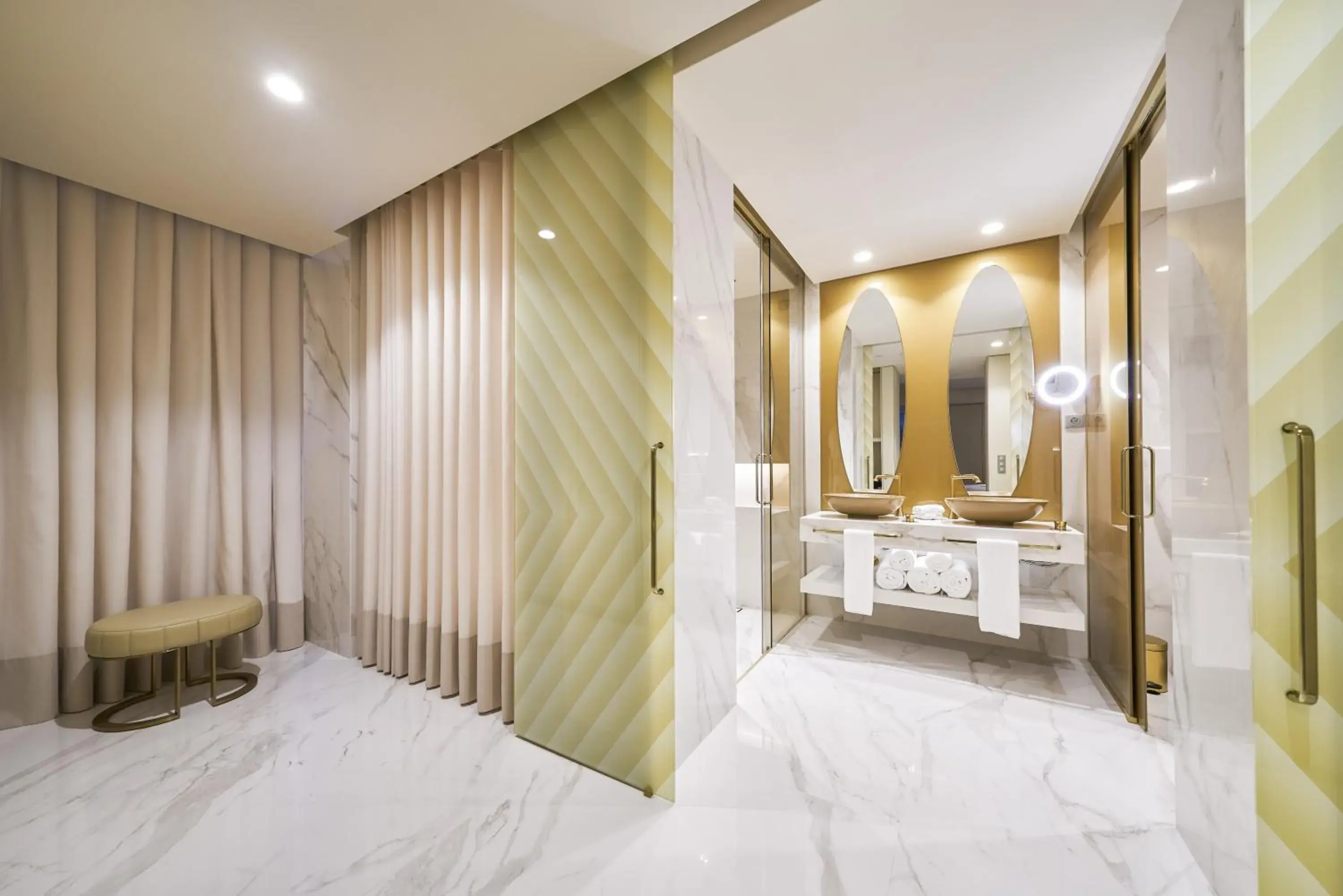 Bathroom, Bed in Savoy Palace - The Leading Hotels of the World - Savoy Signature Bathroom, Bed in Savoy Palace - The Leading Hotels of the World - Savoy Signature