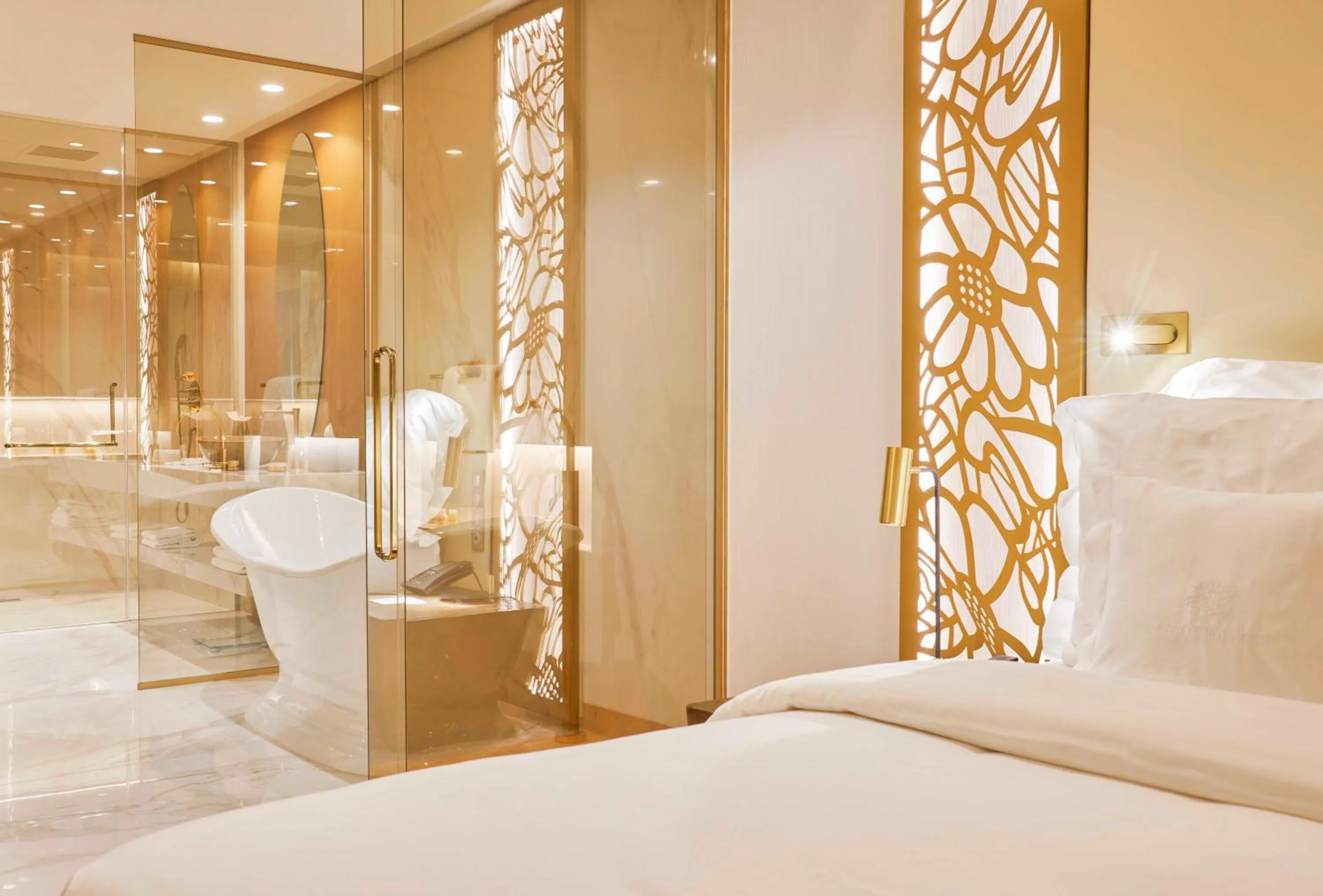 Bathroom, Bed in Savoy Palace - The Leading Hotels of the World - Savoy Signature
