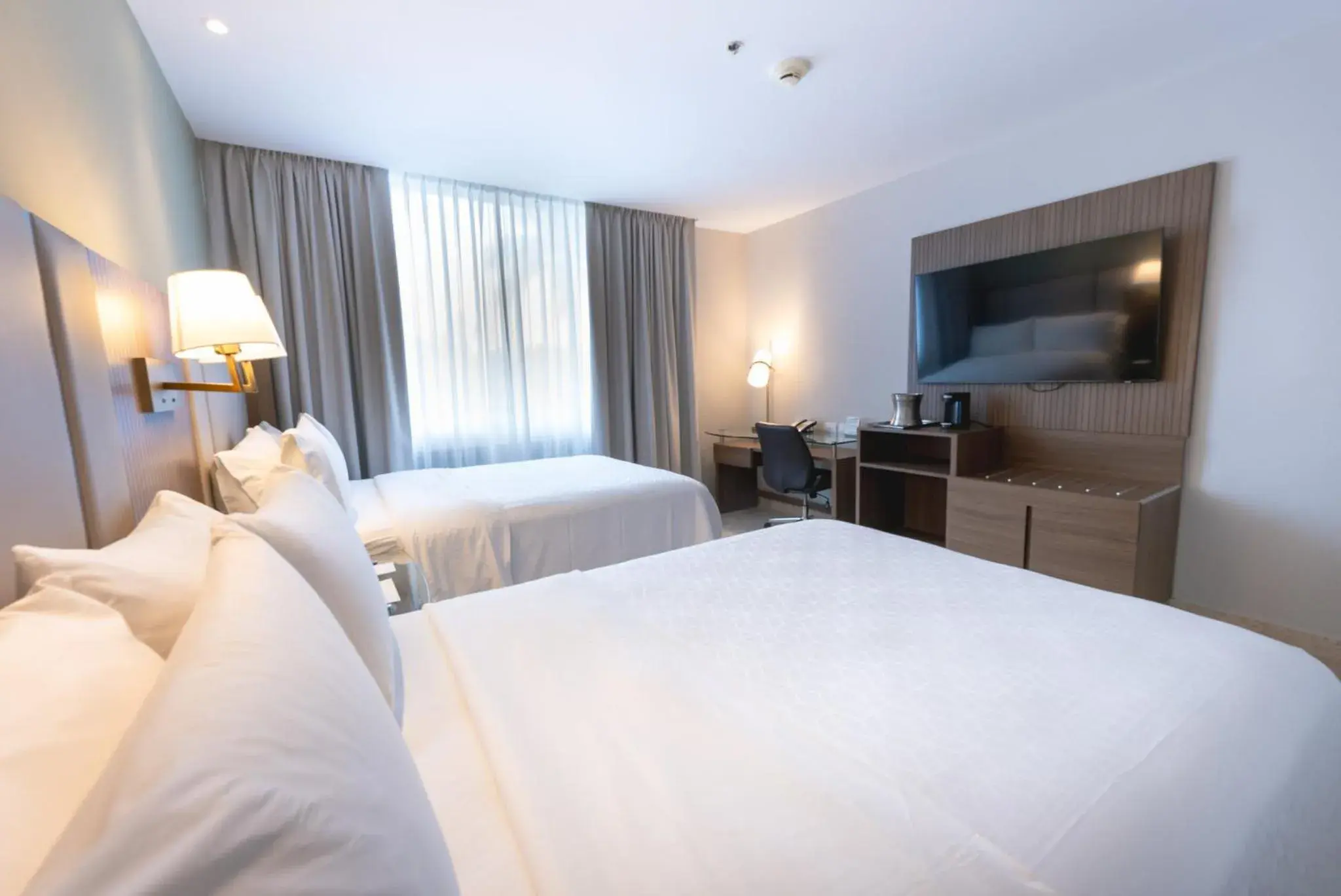 Photo of the whole room, Bed in Holiday Inn - Villahermosa Aeropuerto by IHG Photo of the whole room, Bed in Holiday Inn - Villahermosa Aeropuerto by IHG