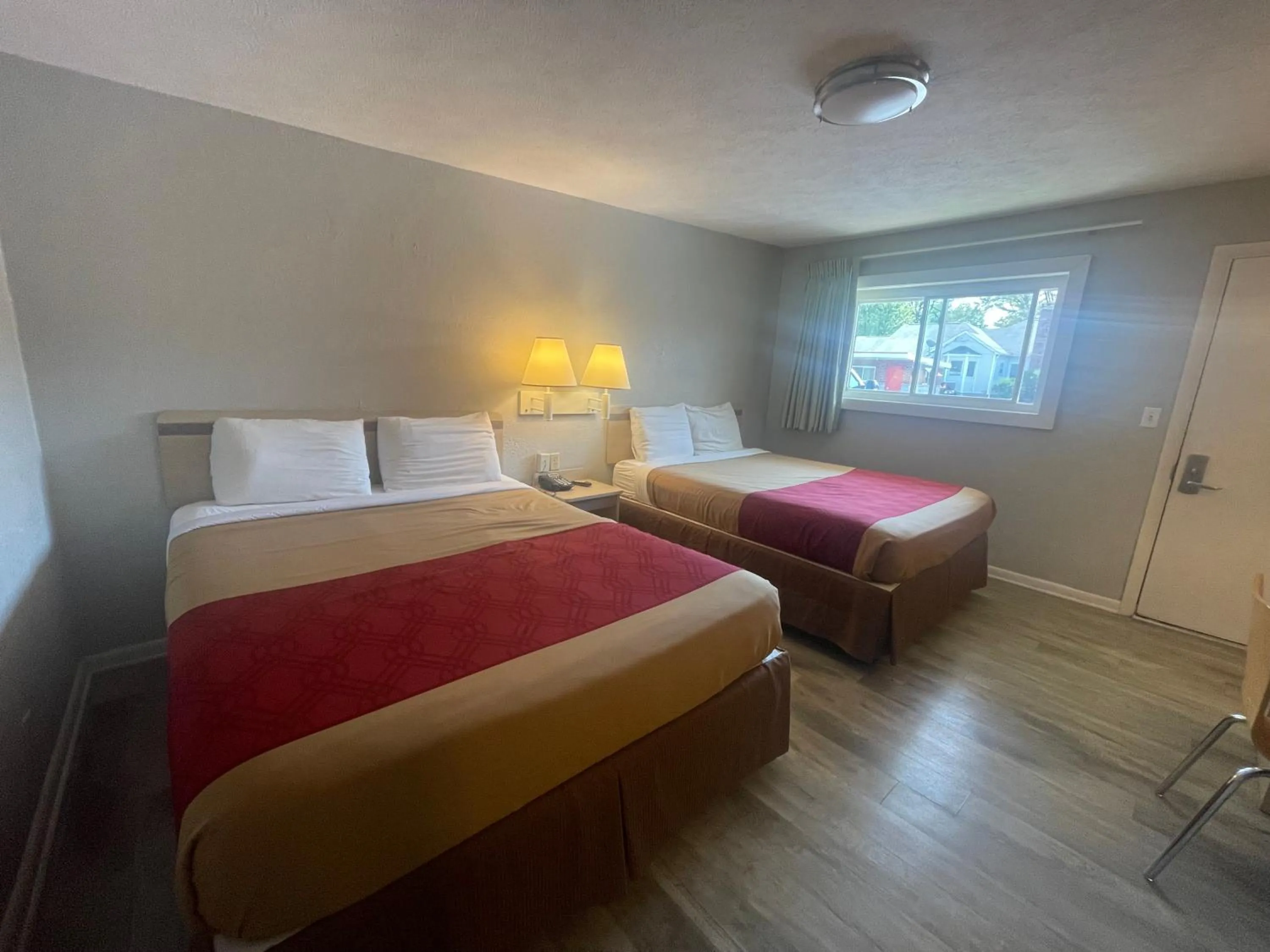 Photo of the whole room, Bed in Greencastle Inn