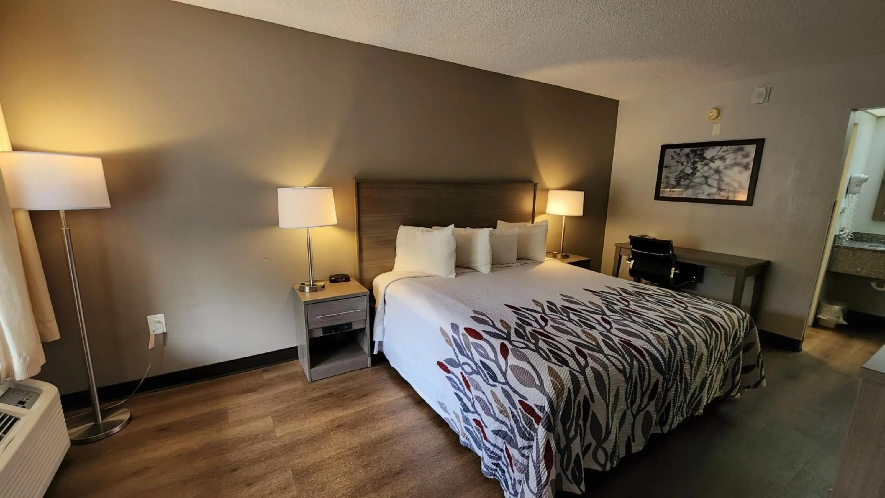 Photo of the whole room, Bed in Red Roof Inn Perry