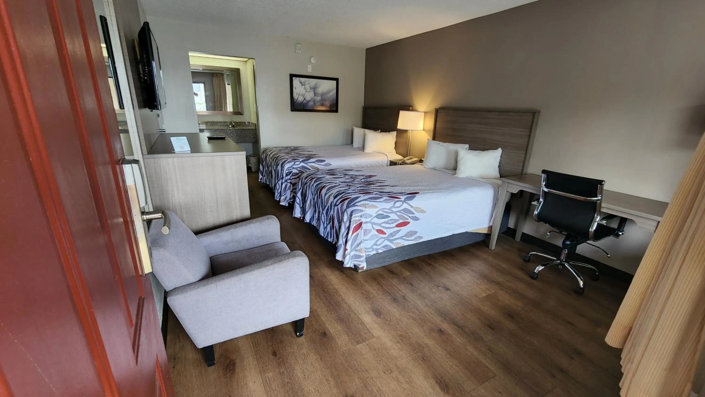 Photo of the whole room, Bed in Red Roof Inn Perry