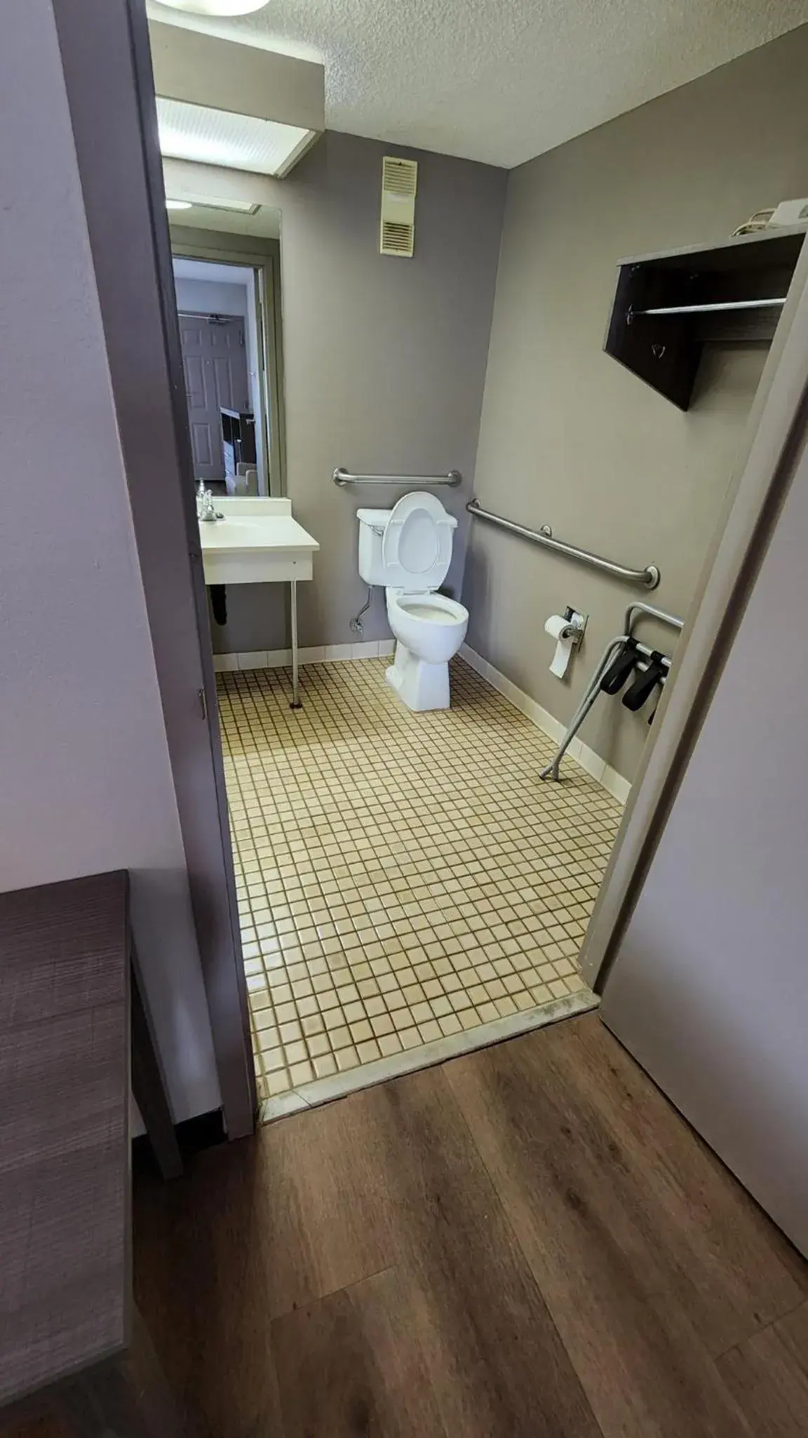 Bathroom in Red Roof Inn Perry Bathroom in Red Roof Inn Perry