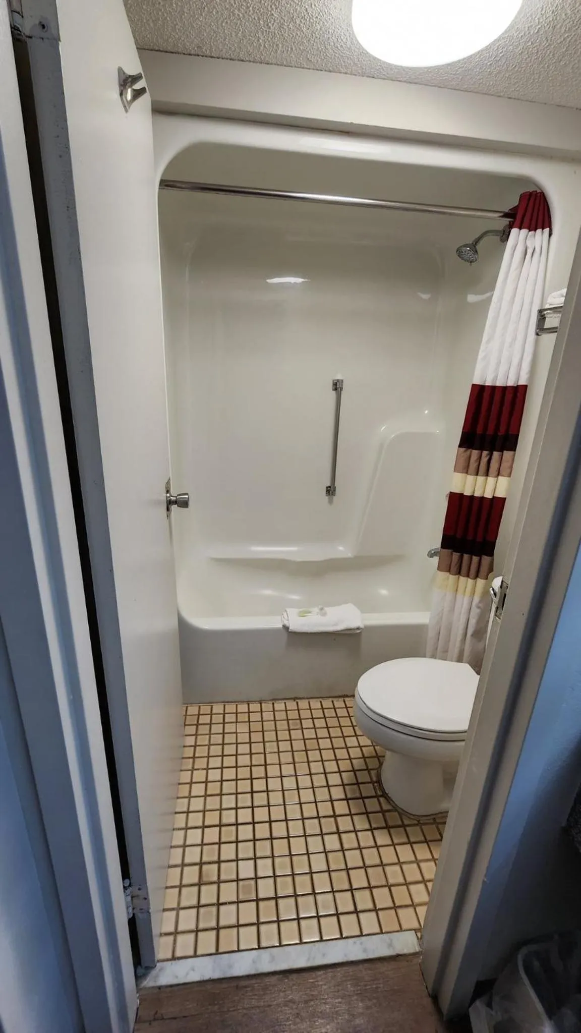 Bathroom in Red Roof Inn Perry