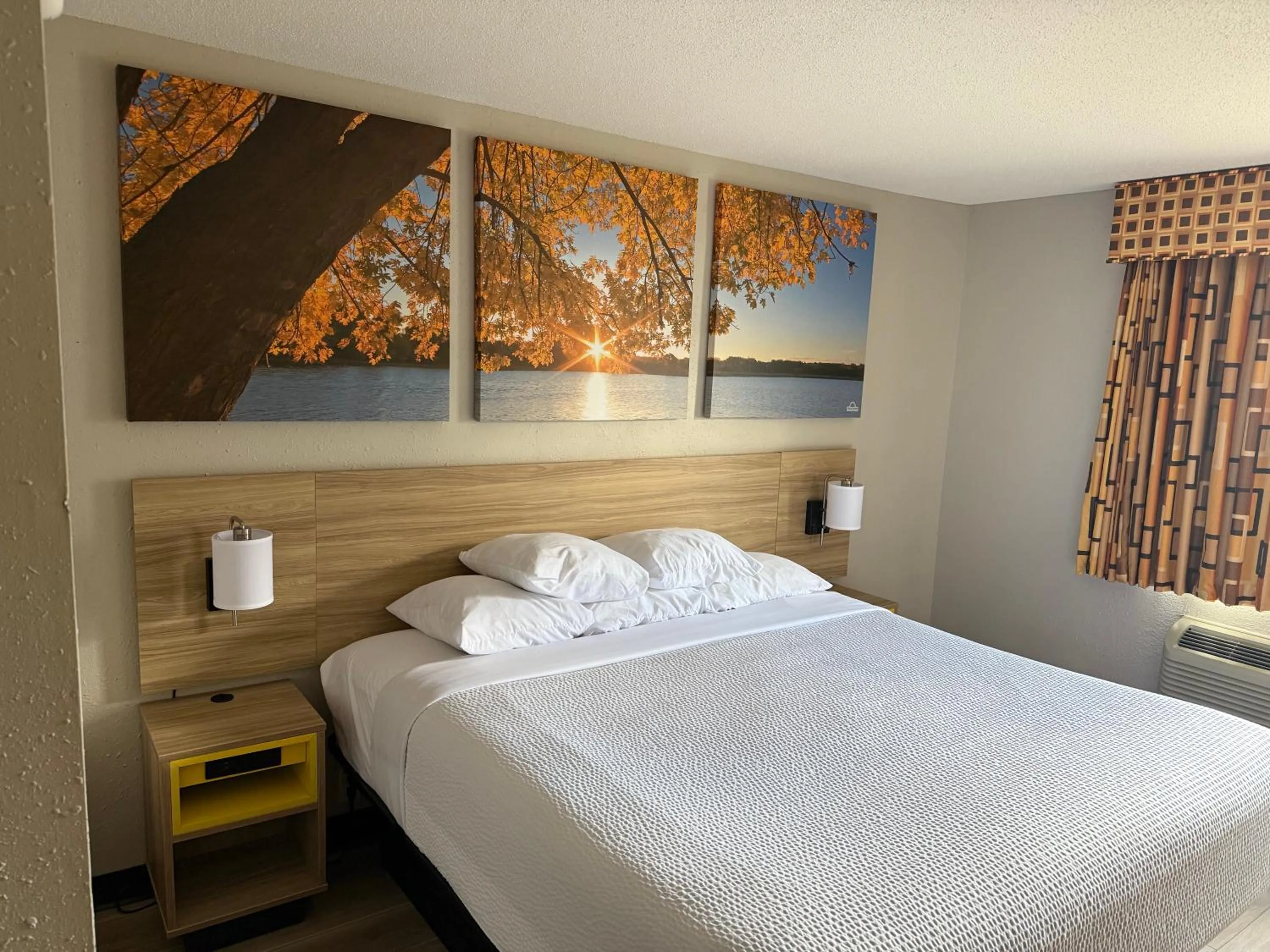 Photo of the whole room, Bed in Days Inn by Wyndham Muncie -Ball State University