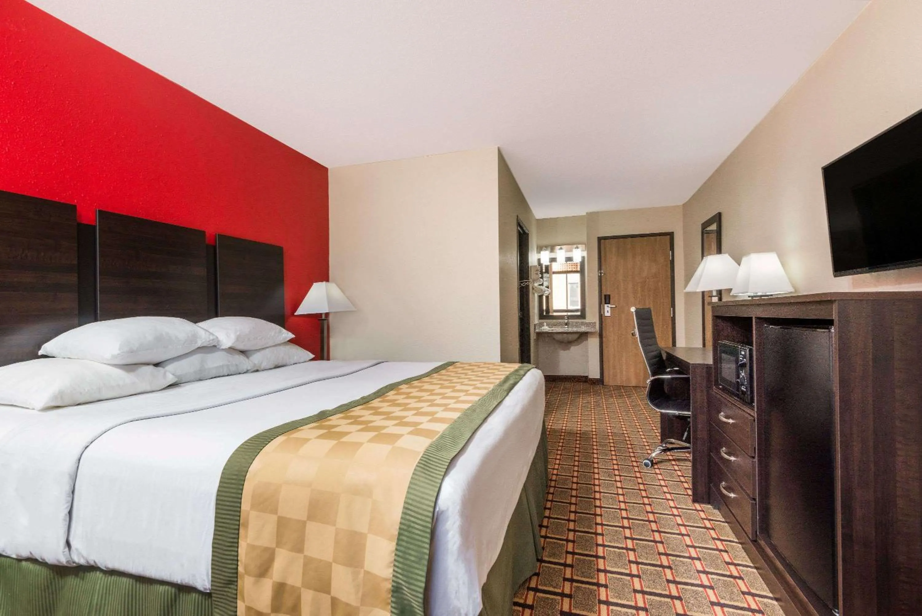 Bedroom, Bed in Days Inn by Wyndham Muncie -Ball State University