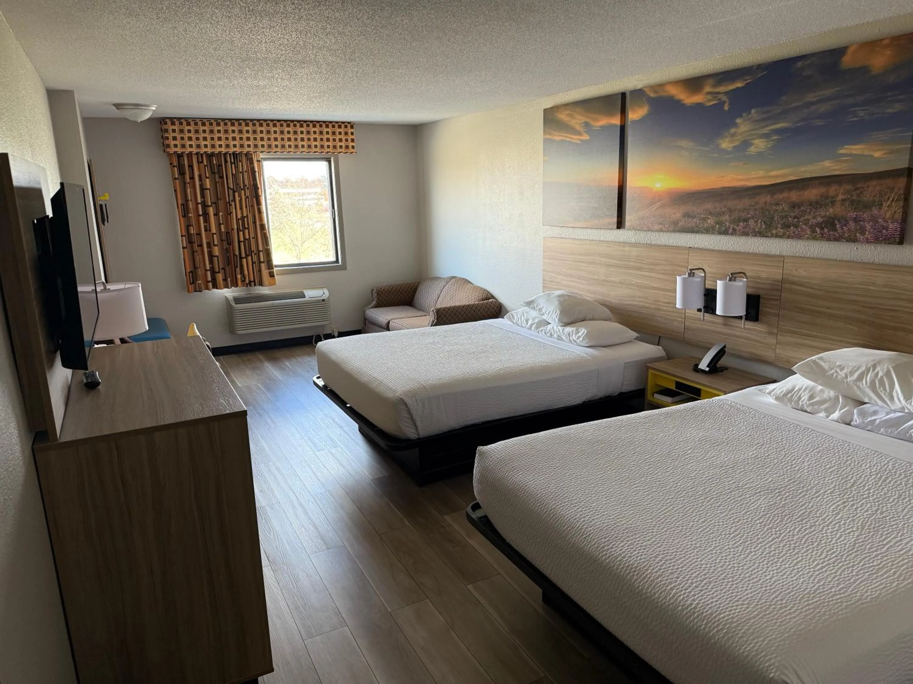 Photo of the whole room, Bed in Days Inn by Wyndham Muncie -Ball State University