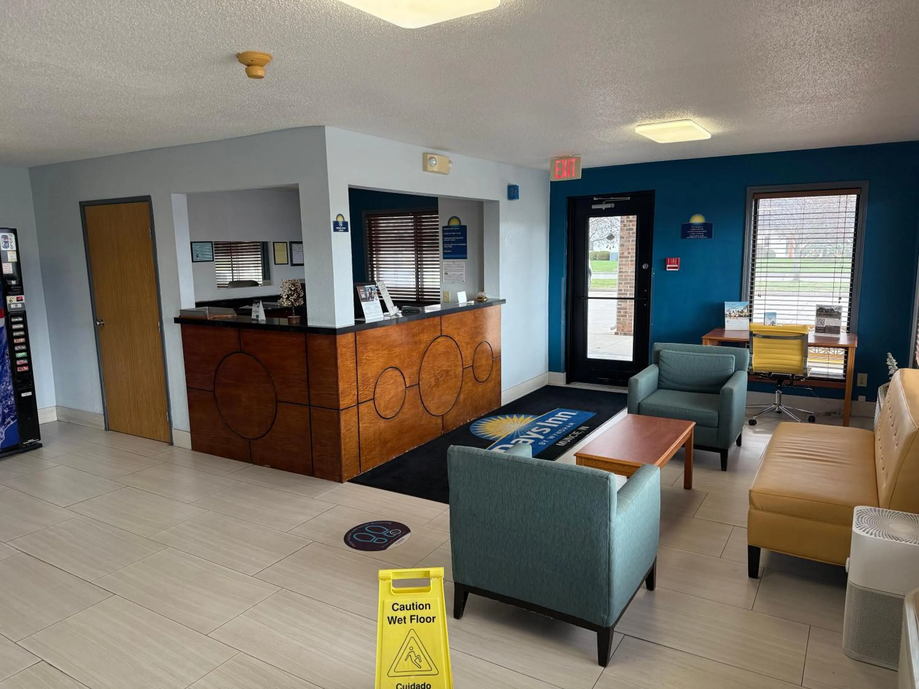 Communal lounge/ TV room in Days Inn by Wyndham Muncie -Ball State University