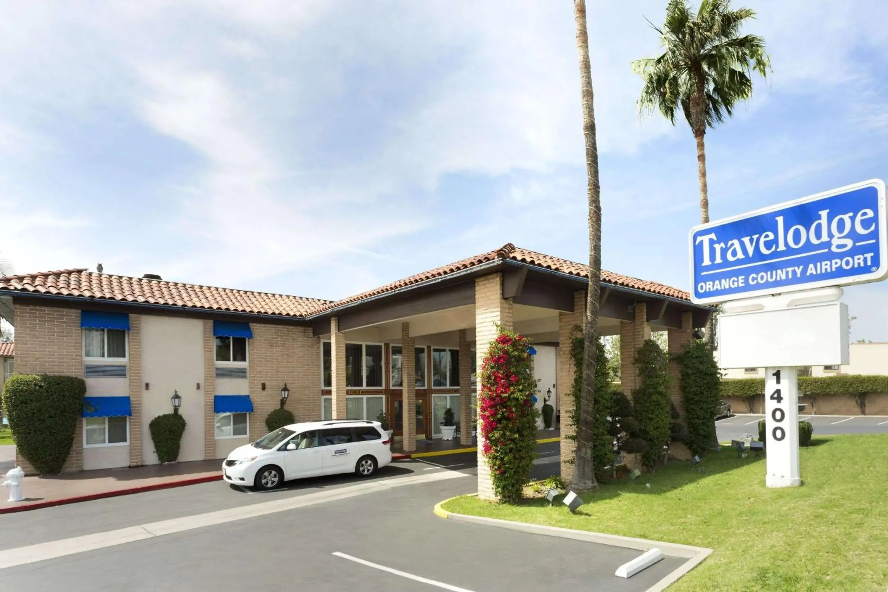 Property building in Travelodge by Wyndham Orange County Airport/ Costa Mesa Property building in Travelodge by Wyndham Orange County Airport/ Costa Mesa