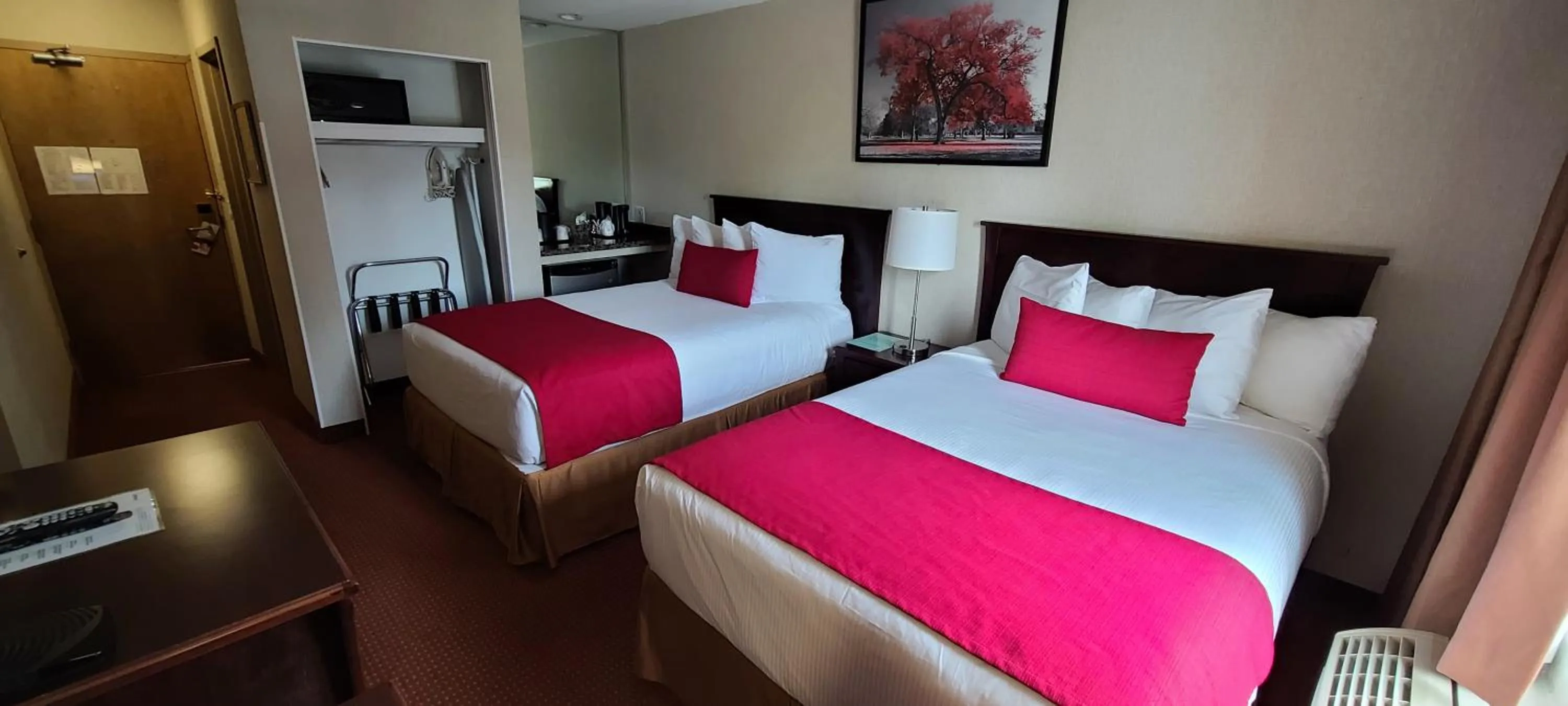 Photo of the whole room, Bed in SureStay by Best Western Richmond Vancouver Airport