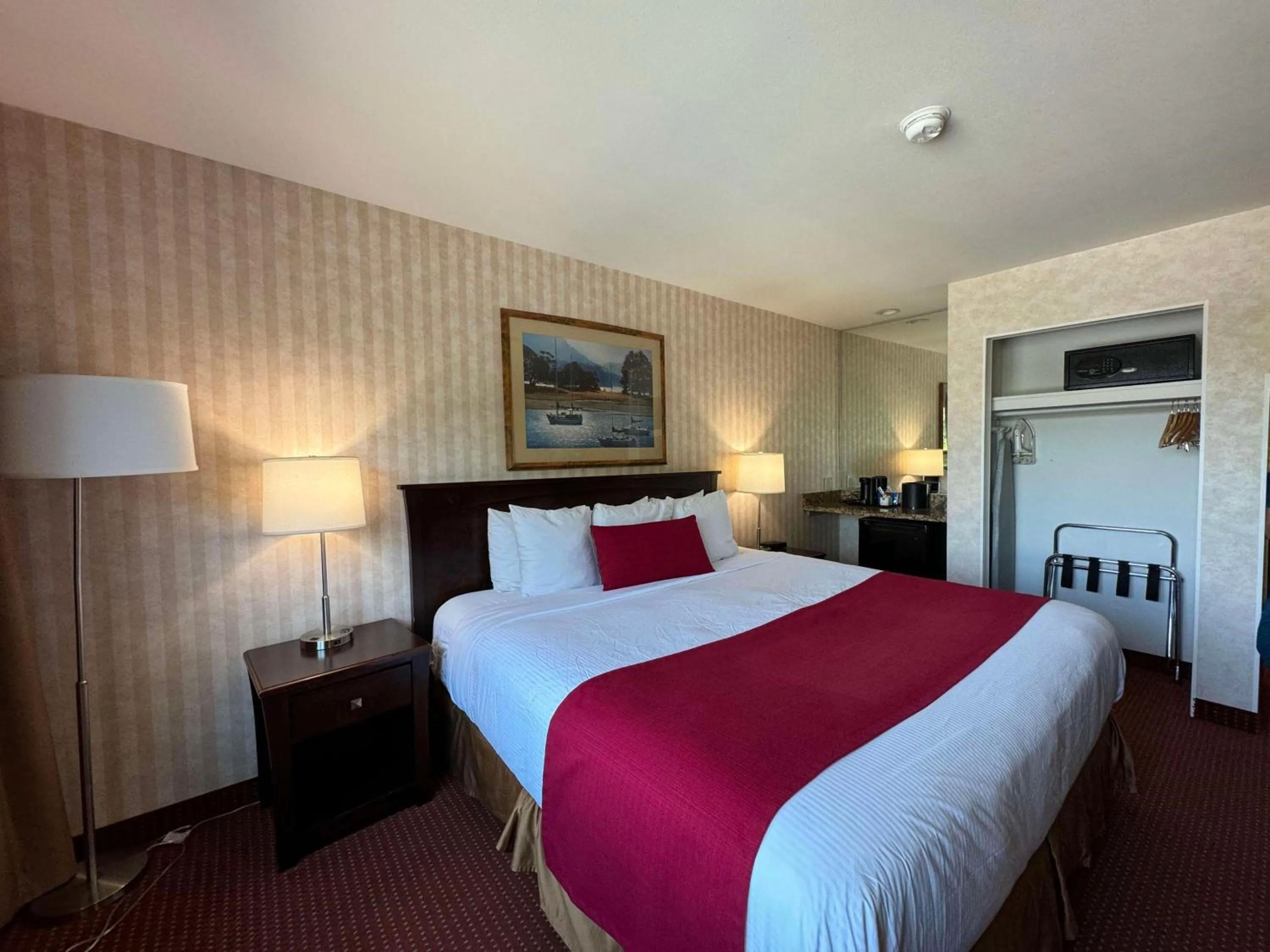 Bedroom, Bed in SureStay by Best Western Richmond Vancouver Airport