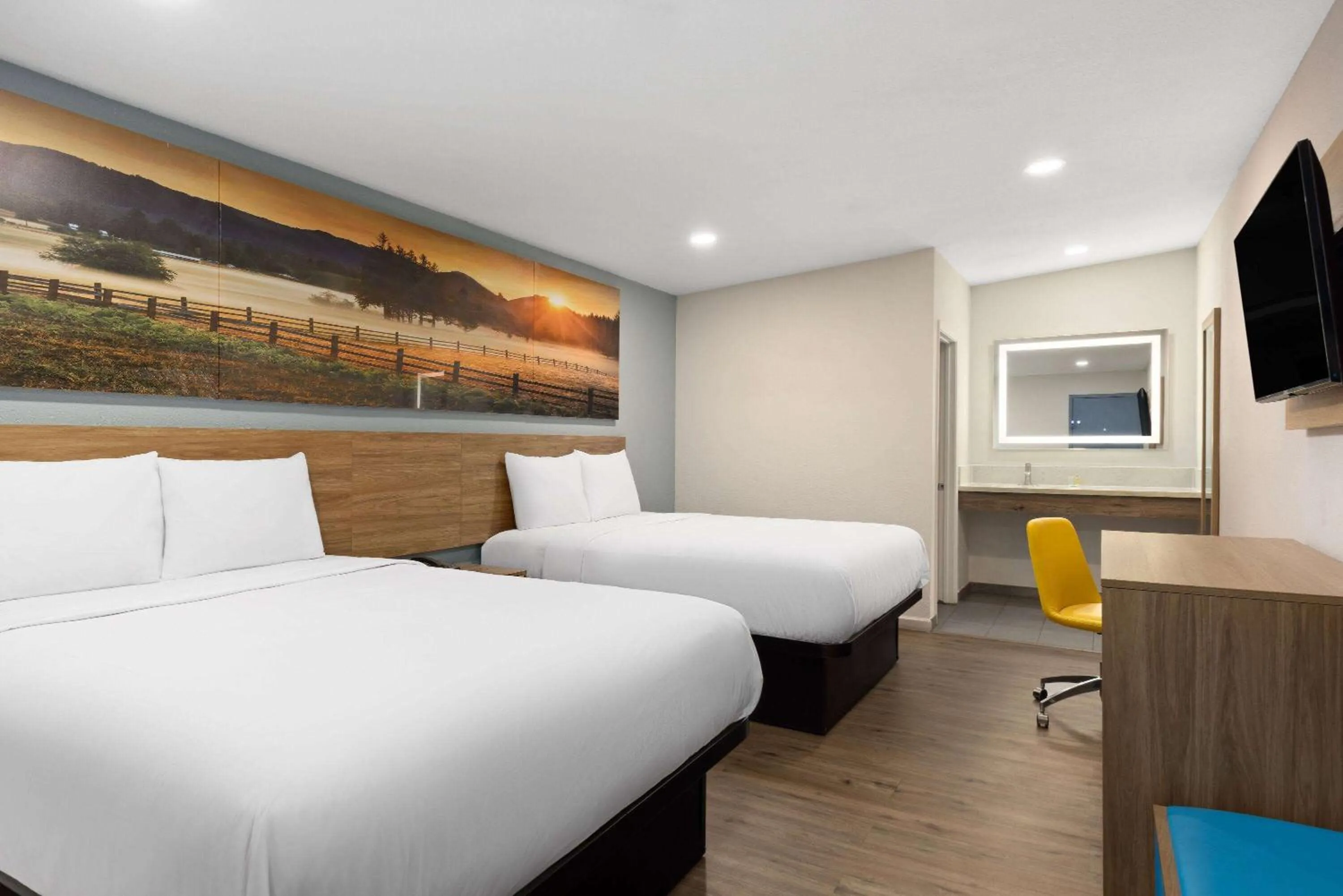Photo of the whole room, Bed in Days-Inn by Wyndham Bakersfield
