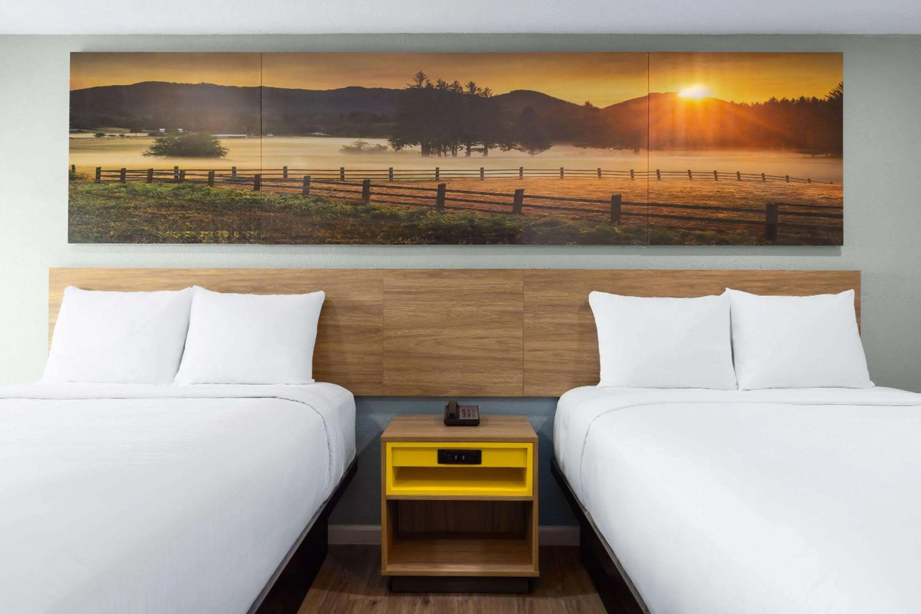 Photo of the whole room, Bed in Days-Inn by Wyndham Bakersfield