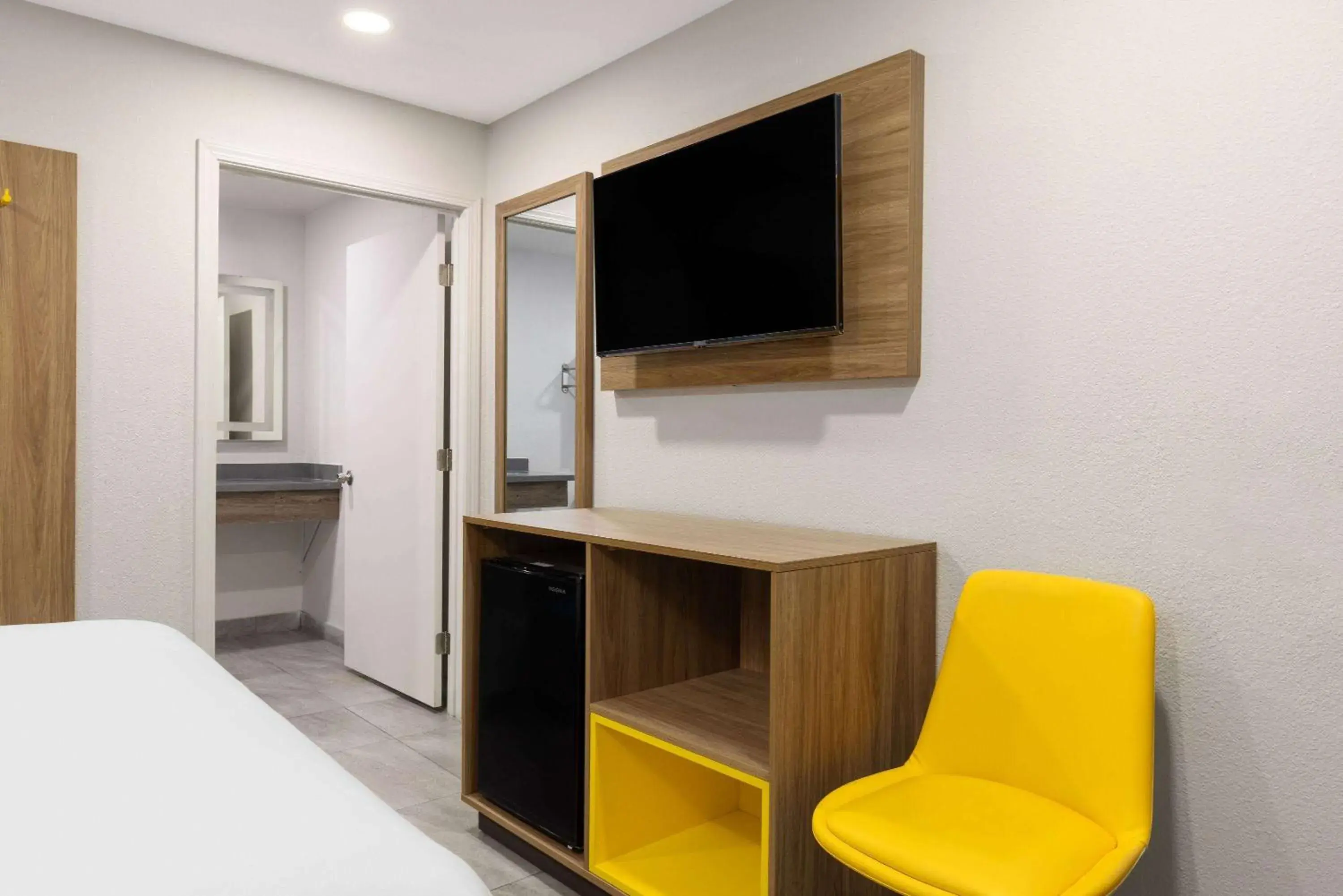 Photo of the whole room, Bed in Days-Inn by Wyndham Bakersfield Photo of the whole room, Bed in Days-Inn by Wyndham Bakersfield