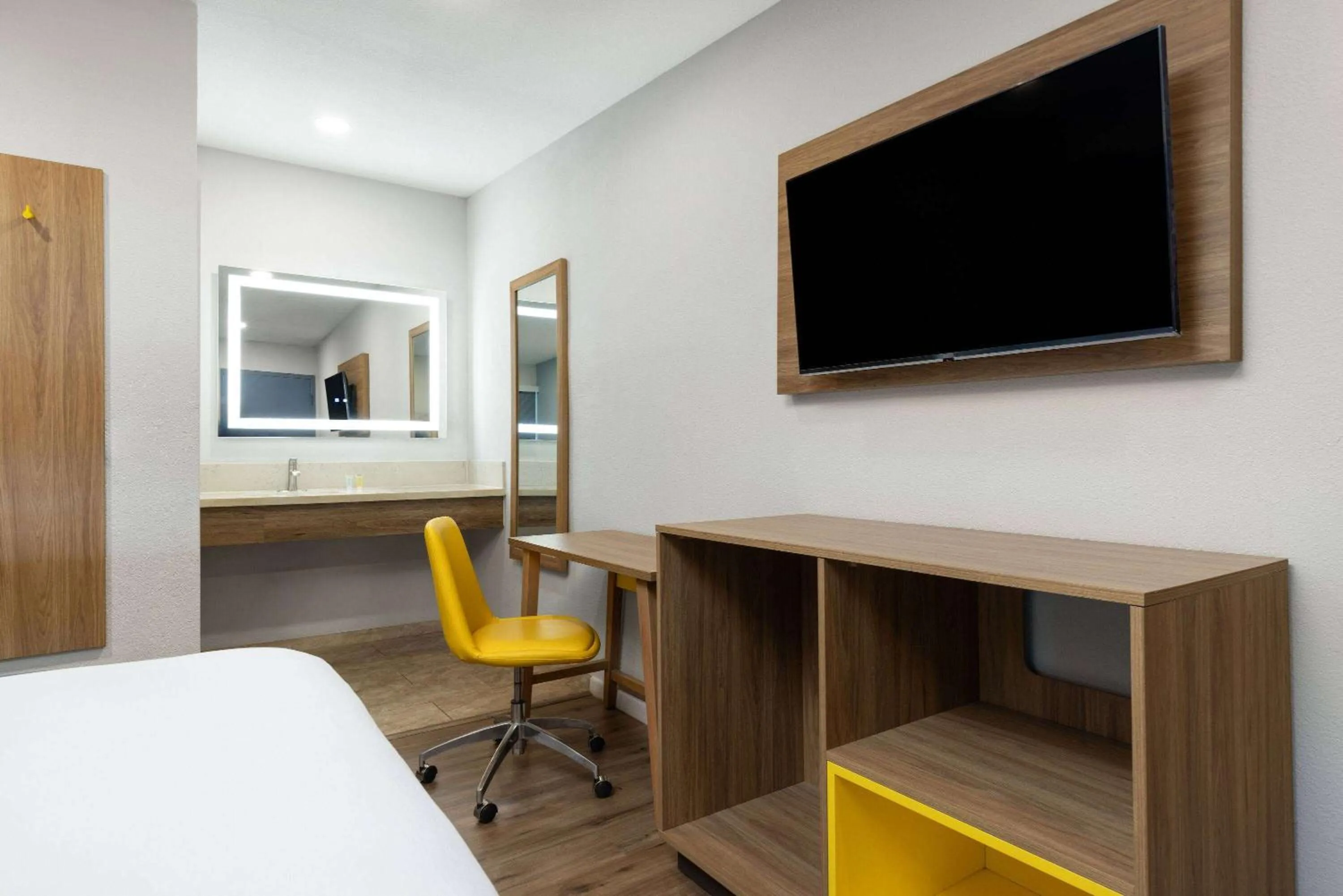 Photo of the whole room, Bed in Days-Inn by Wyndham Bakersfield