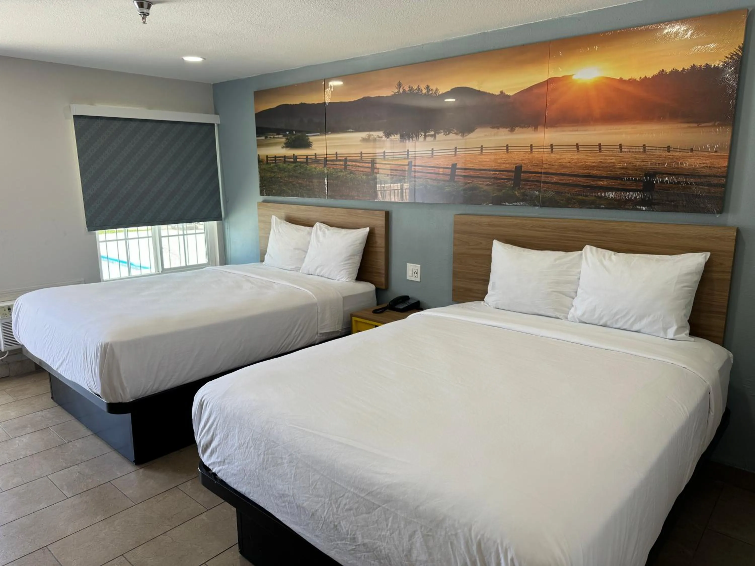 Bed in Rosedale Inn Bakersfield