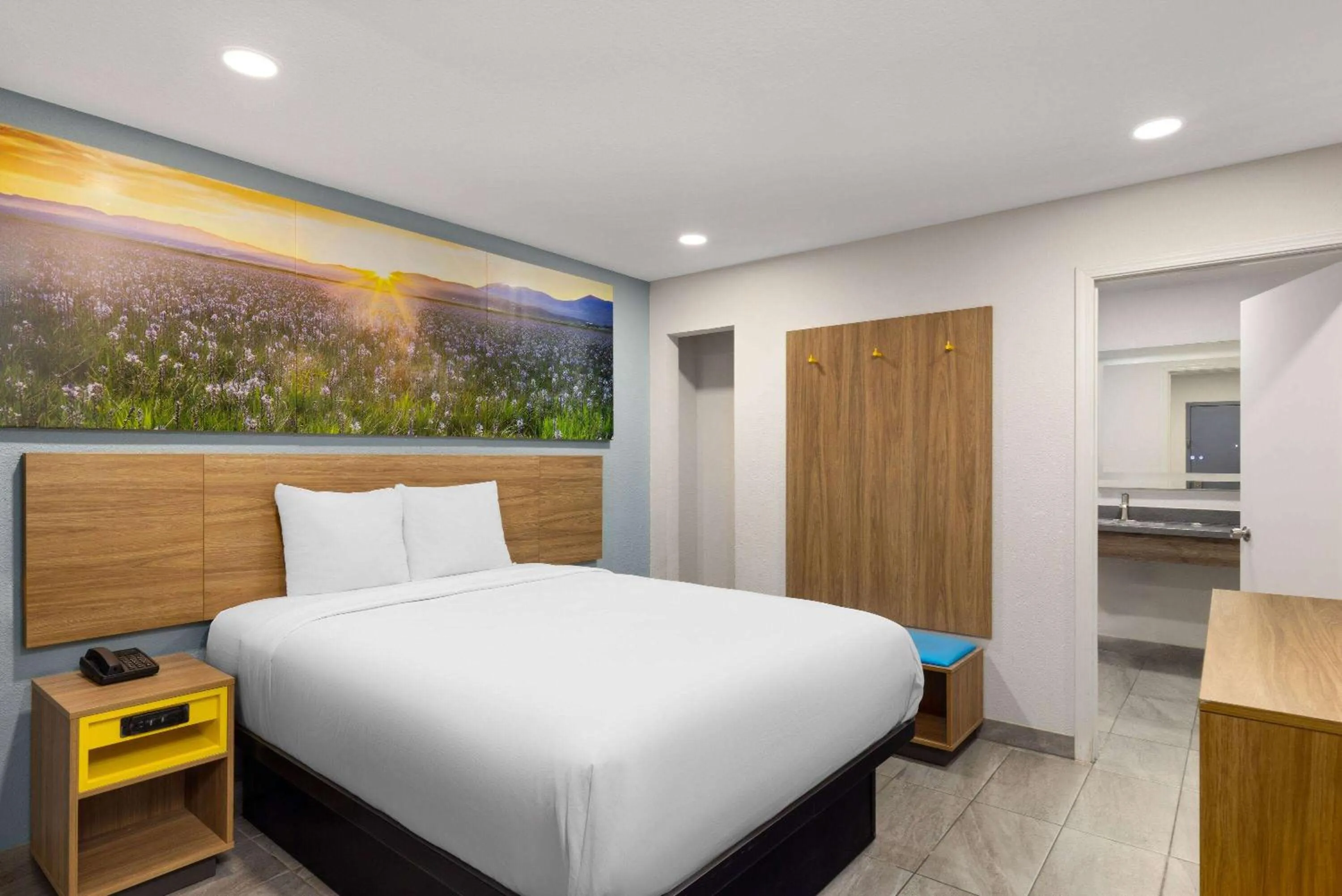 Photo of the whole room, Bed in Days-Inn by Wyndham Bakersfield