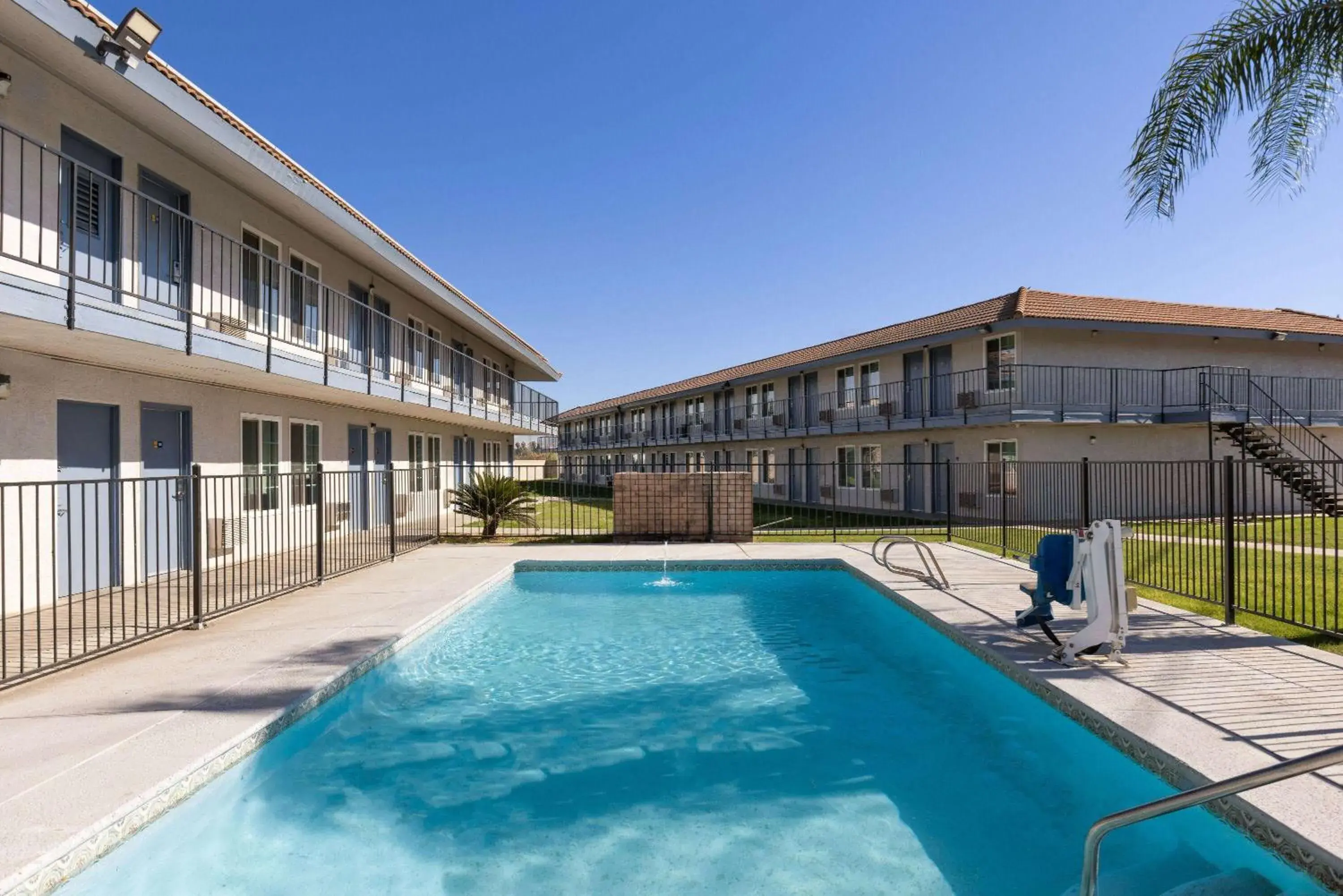 Swimming pool in Days-Inn by Wyndham Bakersfield Swimming pool in Days-Inn by Wyndham Bakersfield