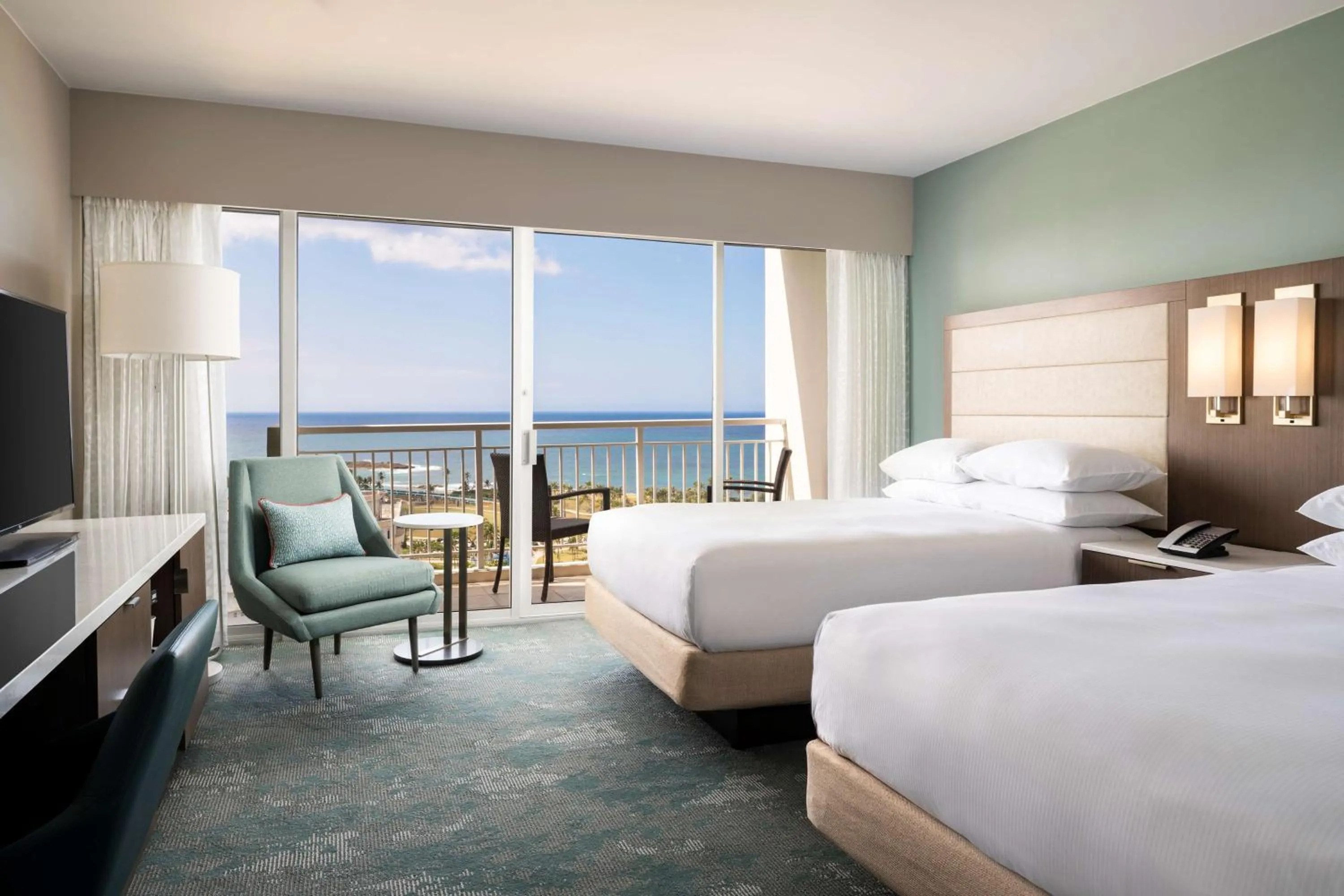 Living room, Bed in Caribe Hilton