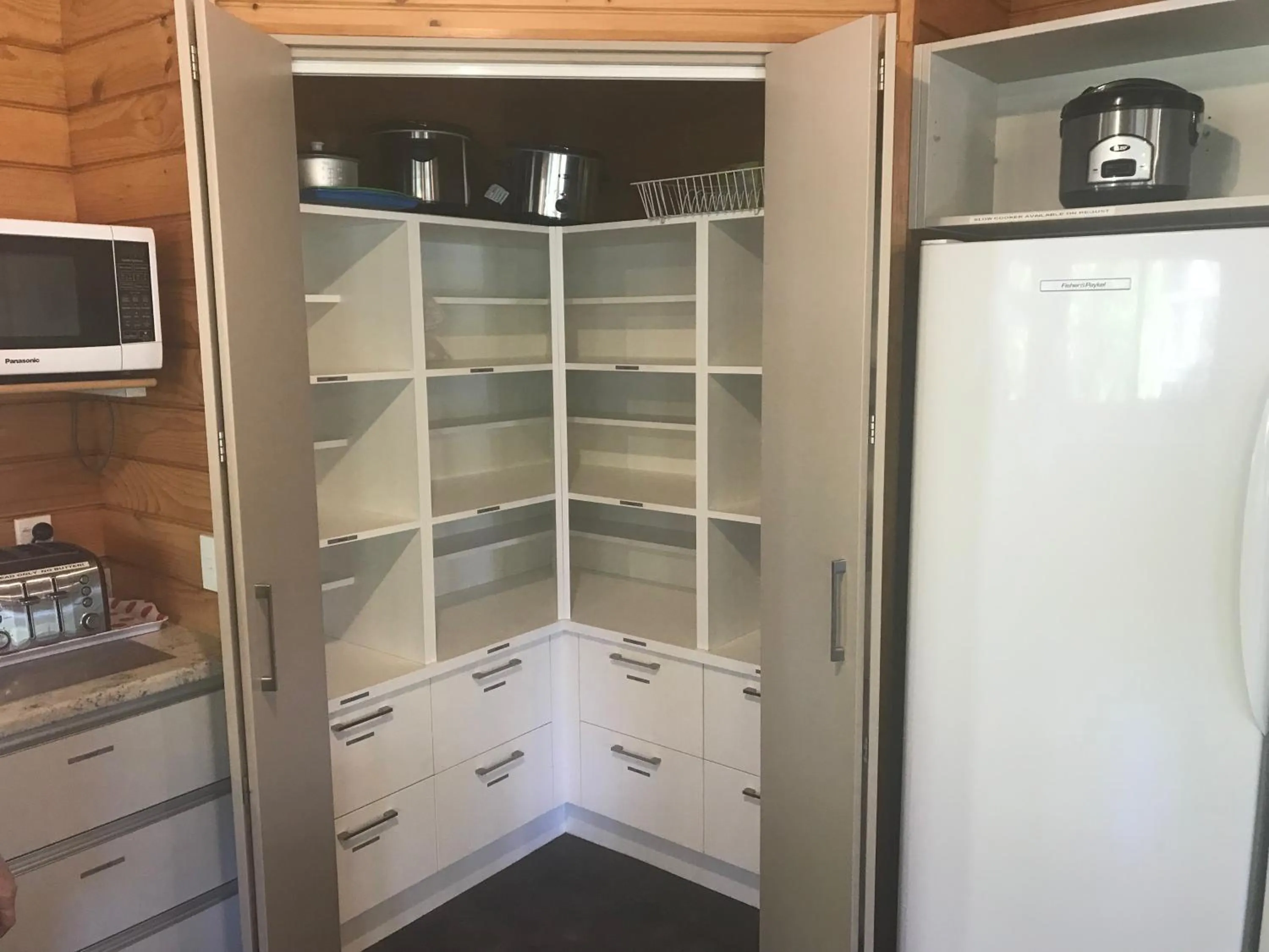 Communal kitchen in Altamont Lodge