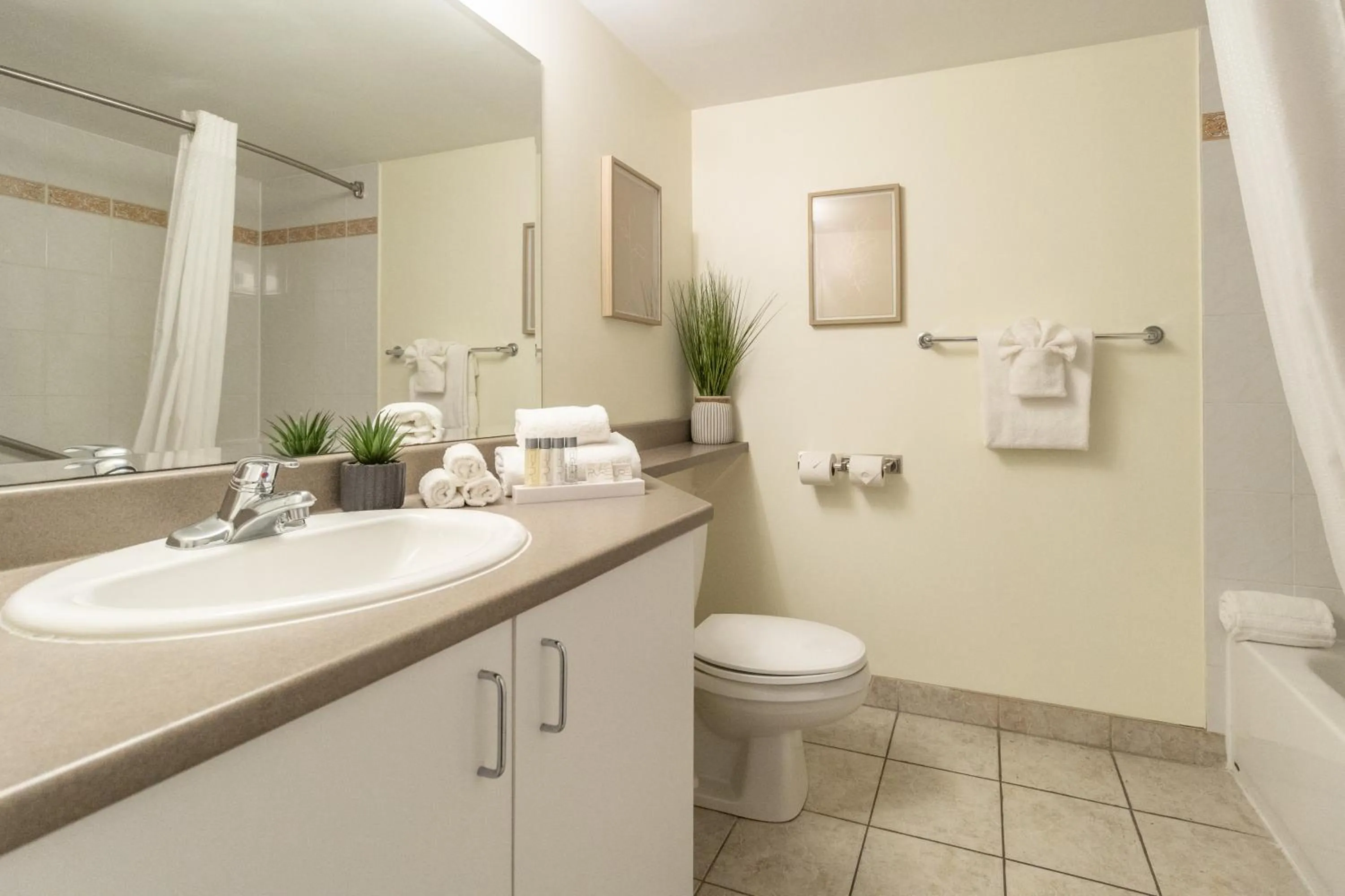 Shower in Hotel Faubourg Montreal Centre-Ville Downtown